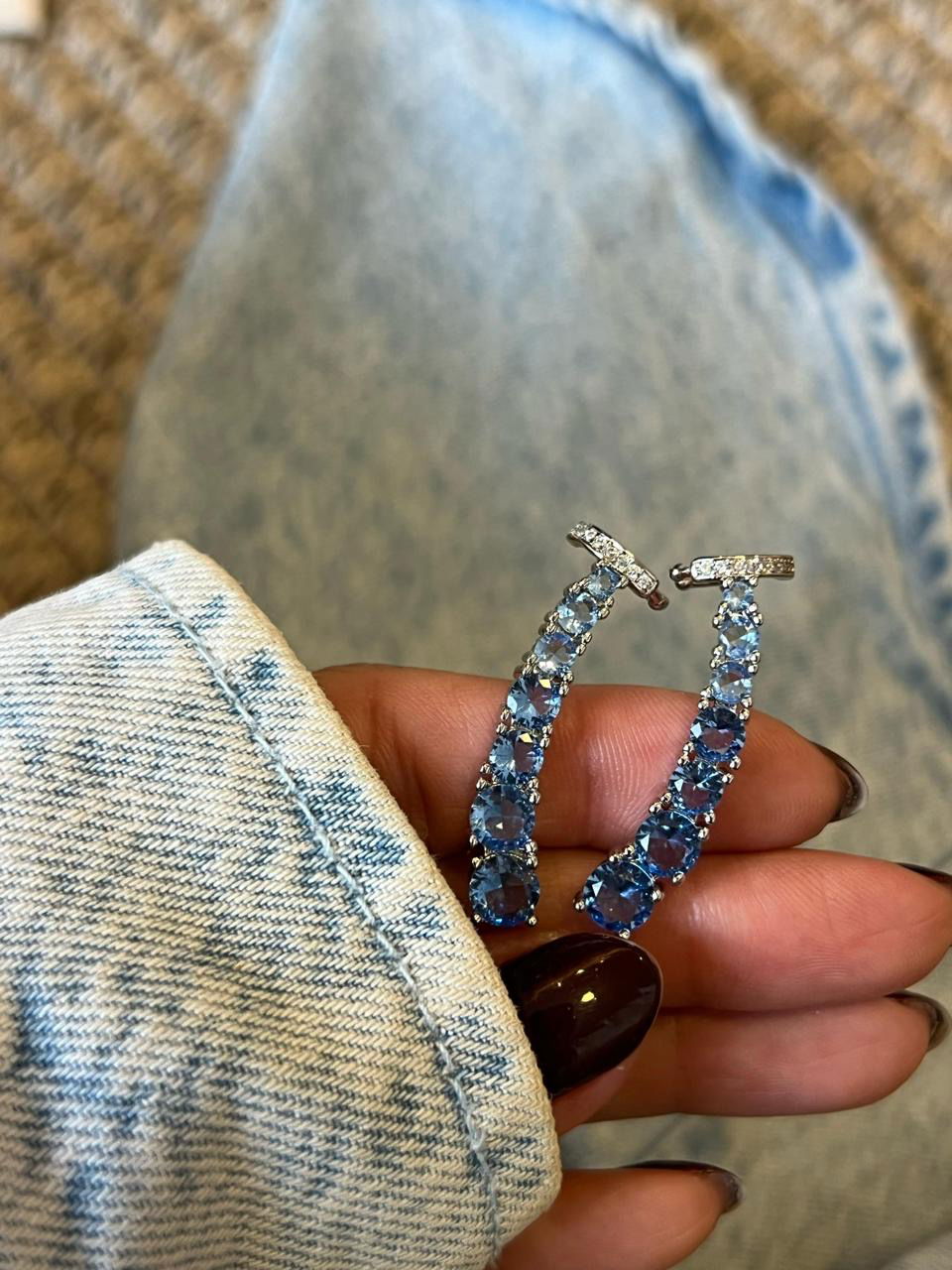 Brinco Ear Cuff com Zircônia Cristal e Azul em Banho de Ródio Branco