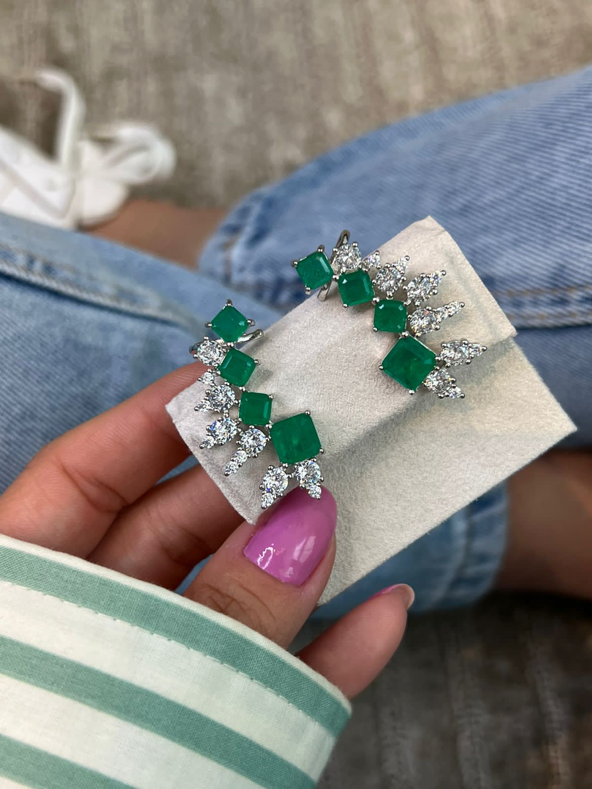 Brinco Ear Cuff com Zircônia Cristal e Fusion Verde Esmeralda em Banho de Ródio Branco