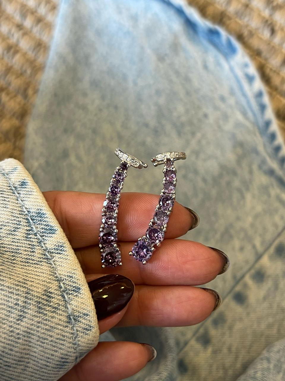 Brinco Ear Cuff com Zircônia Cristal e Lilás em Banho de Ródio Branco