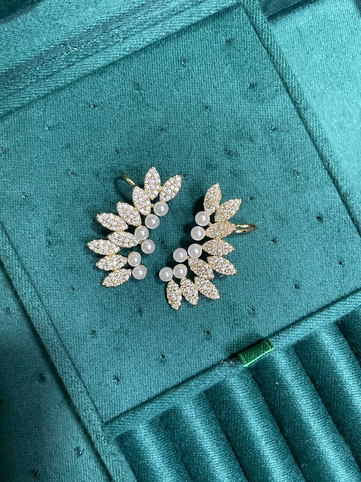 Brinco Ear Cuff com Zircônia Cristal e Pérola Shell em Banho de Ouro