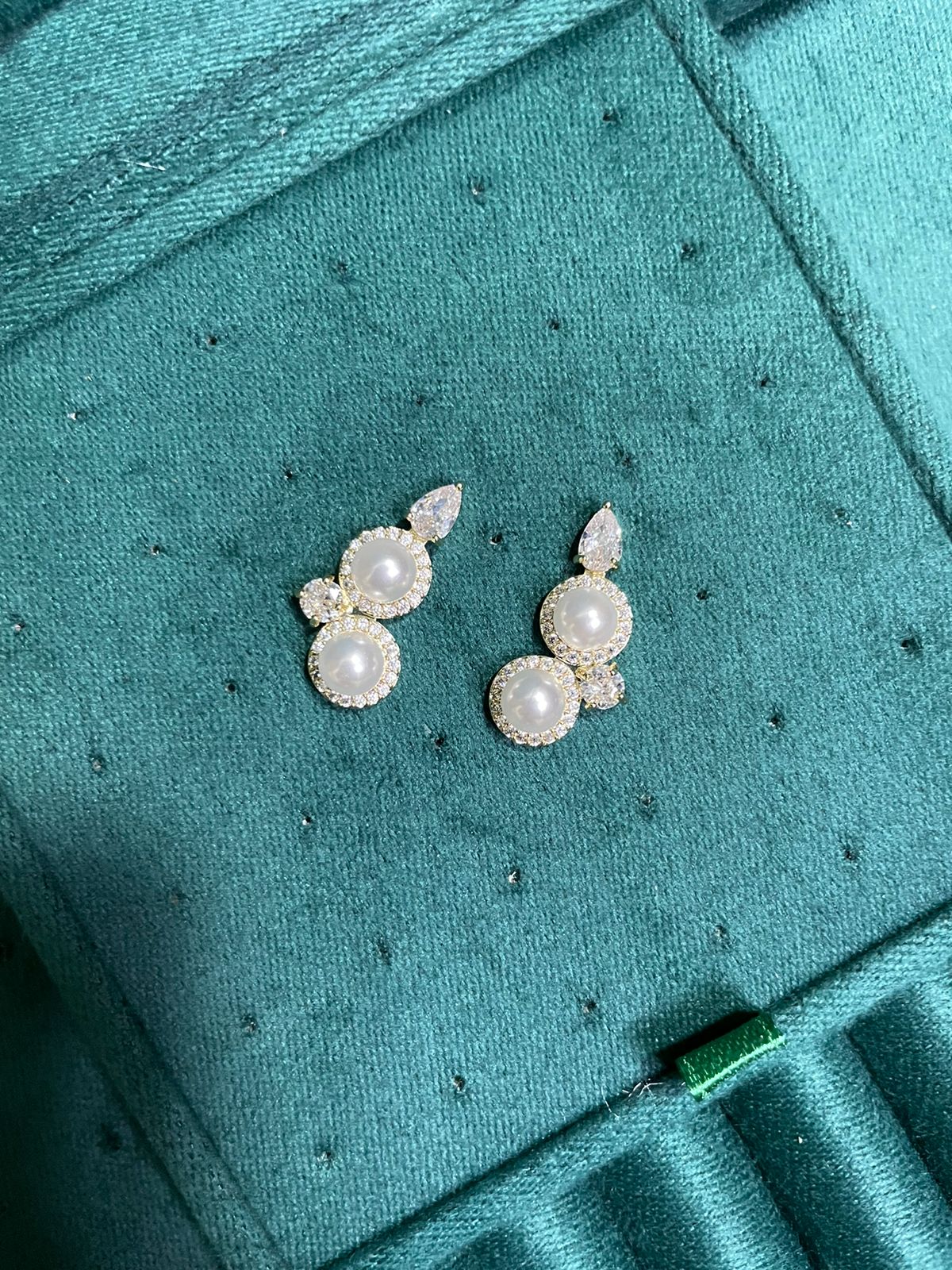 Brinco Ear Cuff com Zircônia Cristal e Pérola Shell em Banho de Ouro