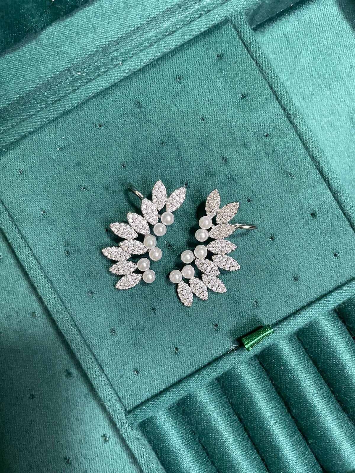 Brinco Ear Cuff com Zircônia Cristal e Pérola Shell em Banho de Ródio Branco