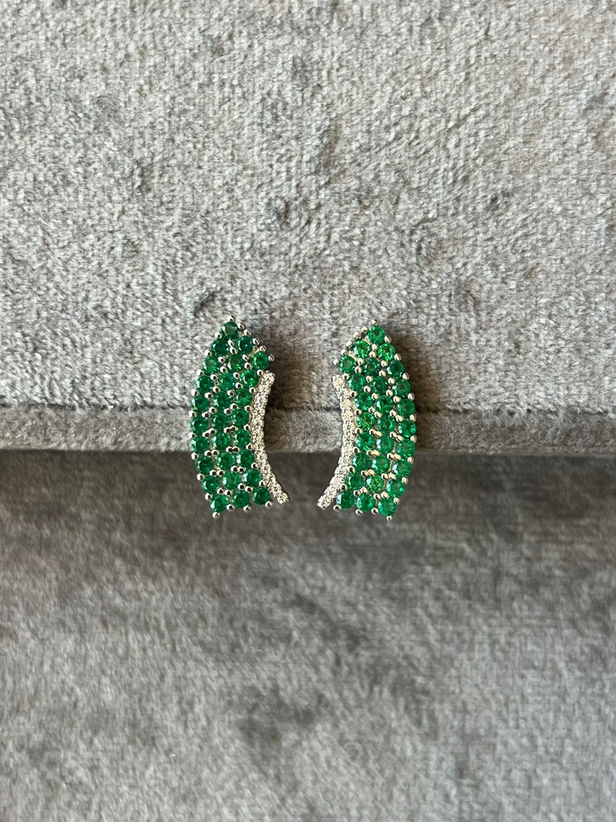 Brinco Ear Cuff com Zircônia Cristal e Verde Esmeralda em Banho de Ródio Branco
