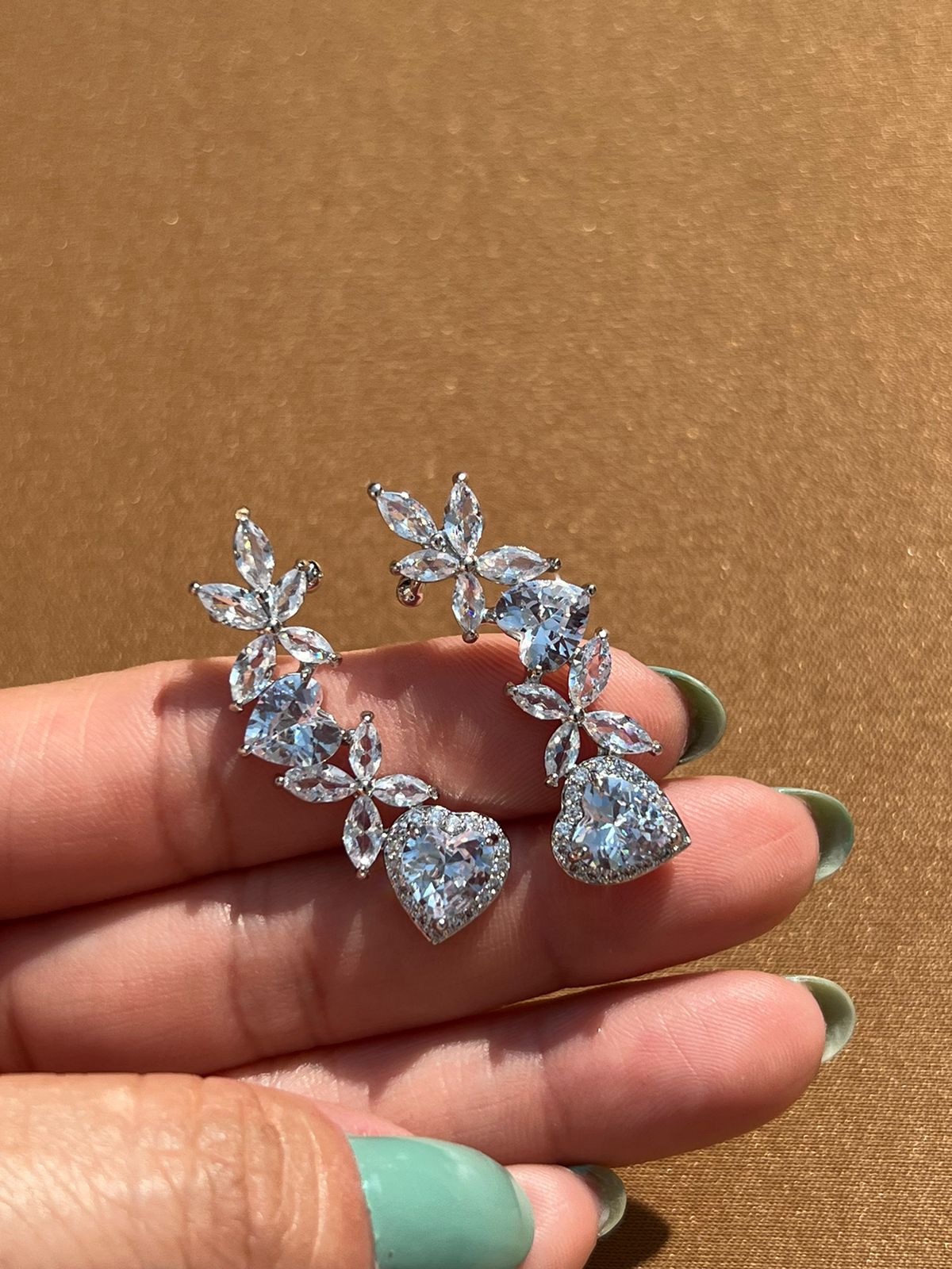 Brinco Ear Cuff com Zircônia Cristal em Banho de Ródio Branco