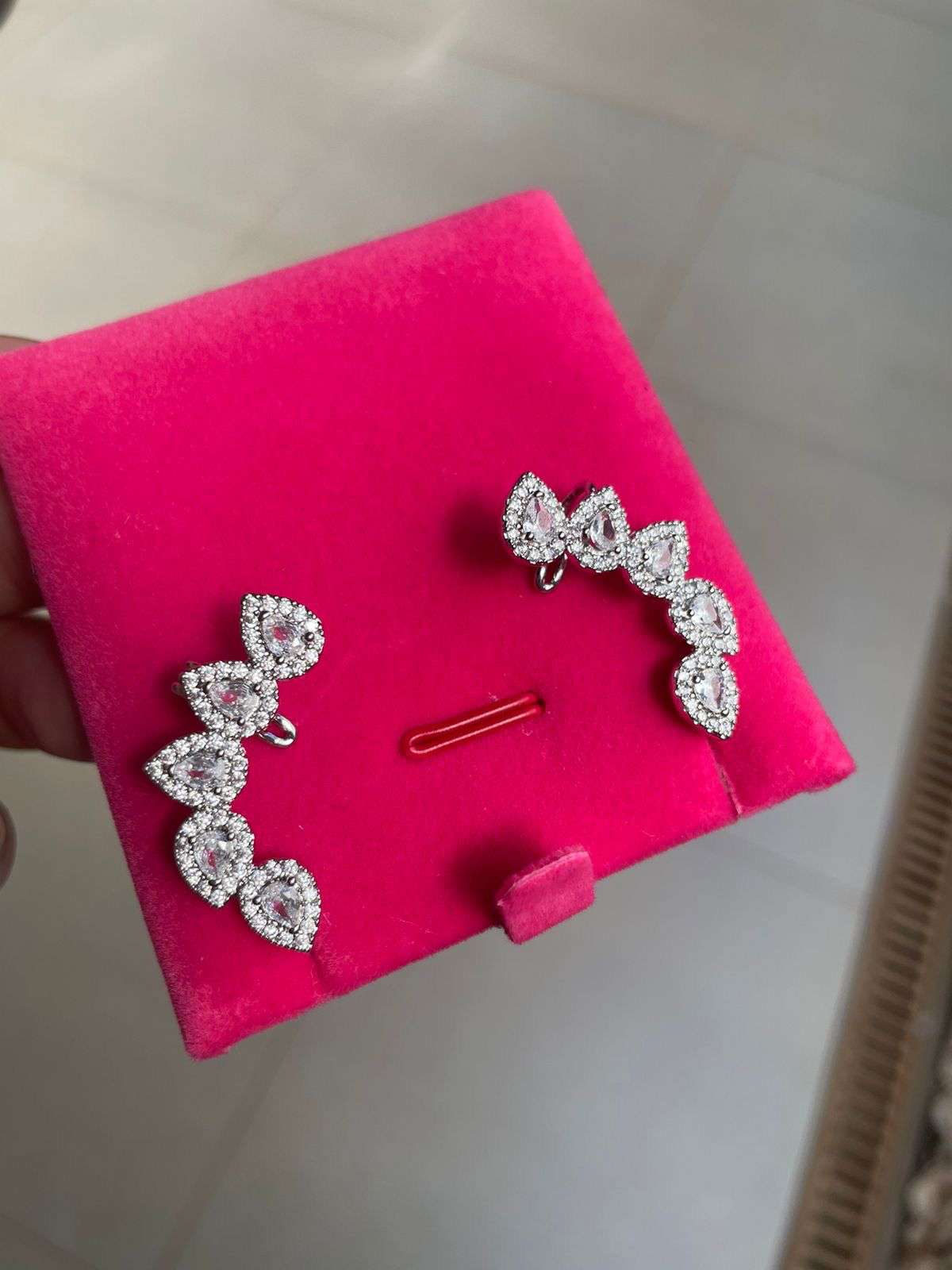 Brinco Ear Cuff com Zircônia Cristal em Banho de Ródio Branco