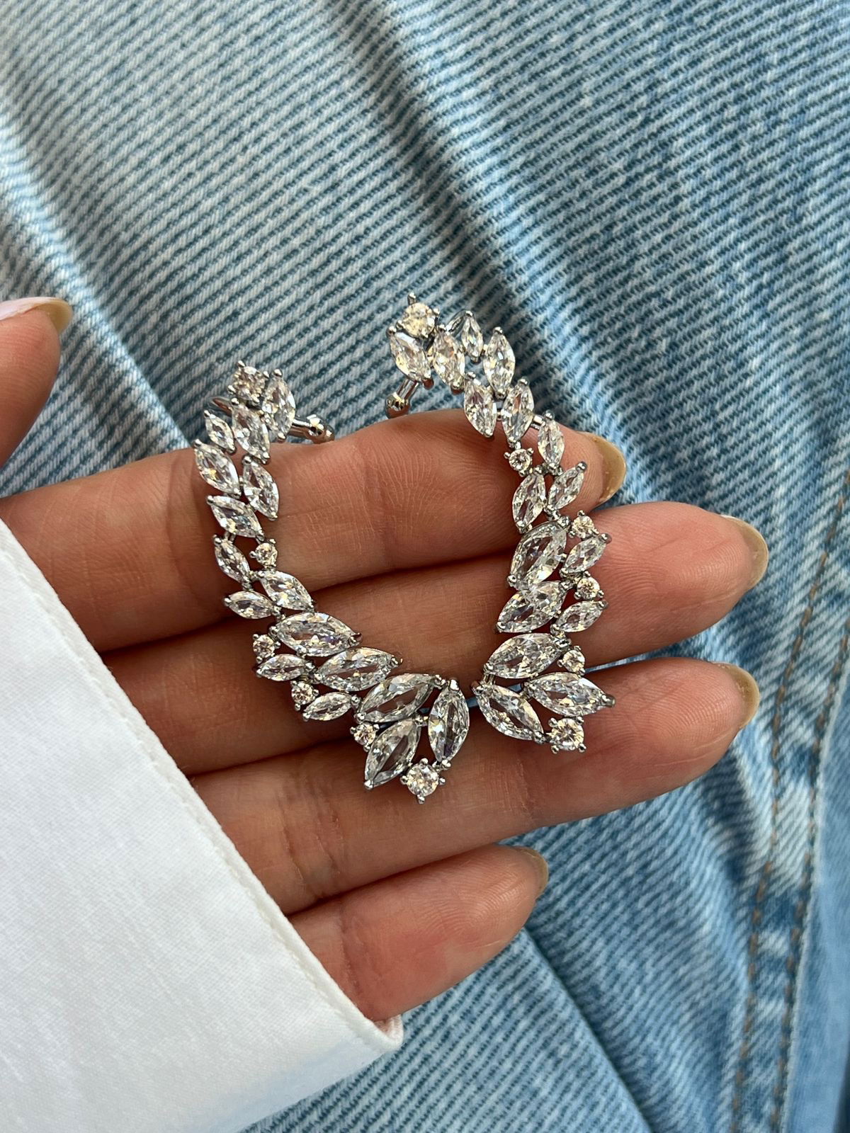 Brinco Ear Cuff com Zircônia Cristal em Banho de Ródio Branco