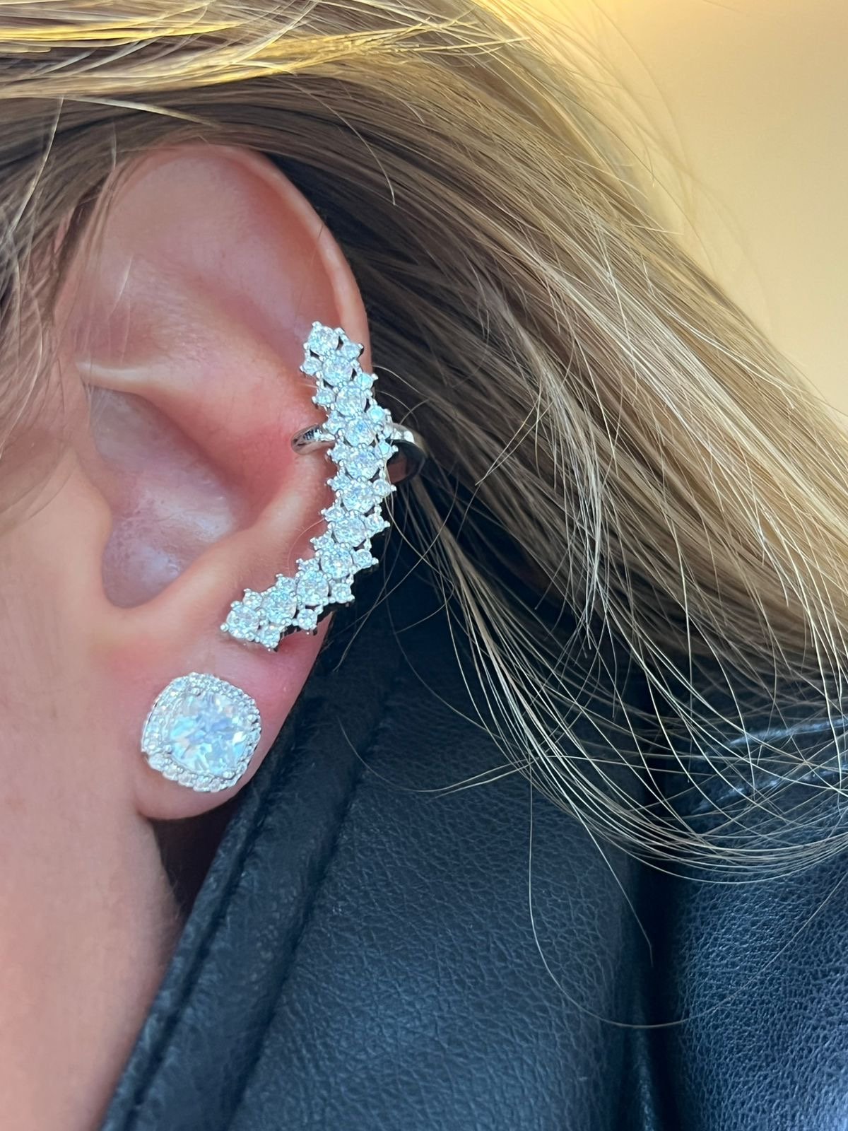 Brinco Ear Cuff com Zircônia Cristal em Banho de Ródio Branco