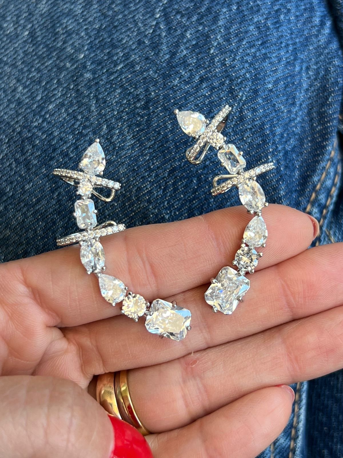 Brinco Ear Cuff com Zircônia Cristal em Banho de Ródio Branco