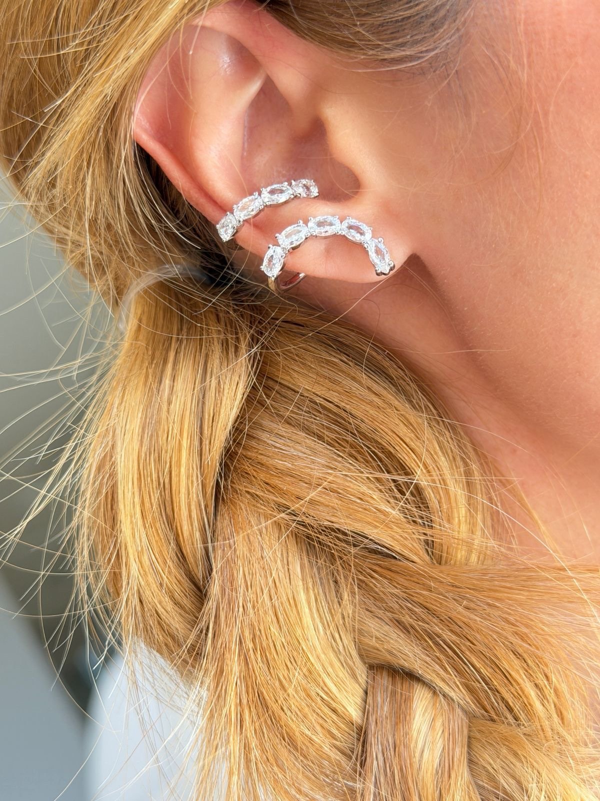 Brinco Ear Cuff com Zircônia Cristal em Banho de Ródio Branco