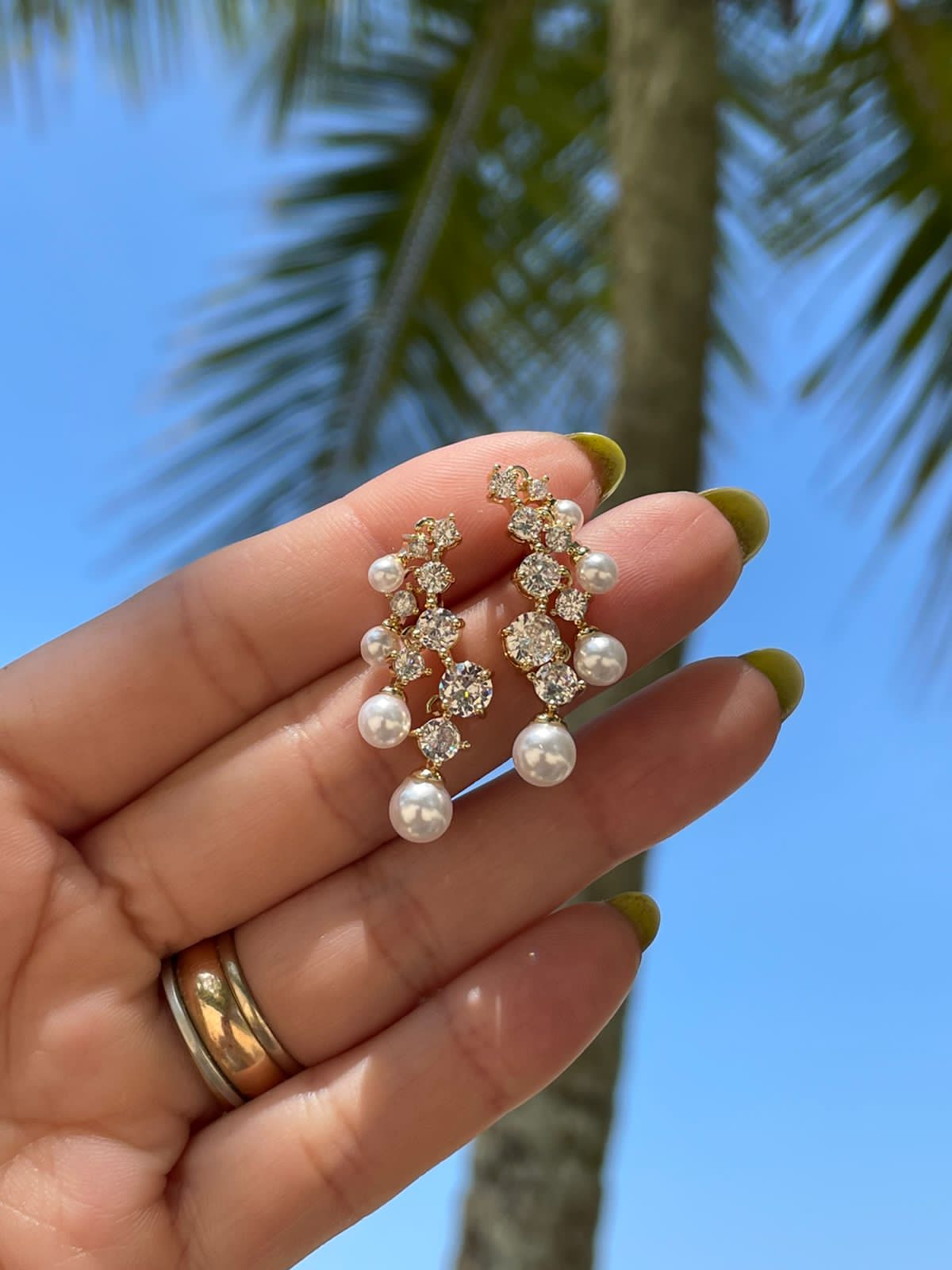 Brinco Ear Cuff com Zircônia e Pérola em Banho de Ouro