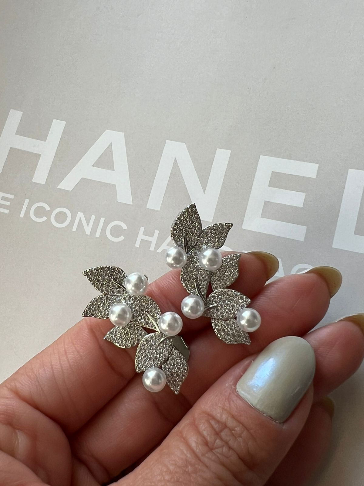 Brinco Ear Cuff com Zircônia e Pérola em Banho de Ródio Branco