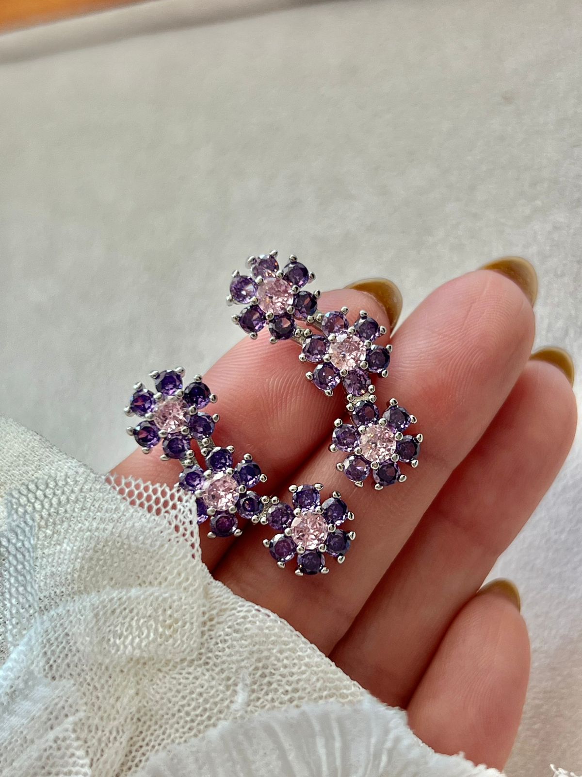 Brinco Ear Cuff com Zircônia Lilás e Rosa em Banho de Ródio Branco