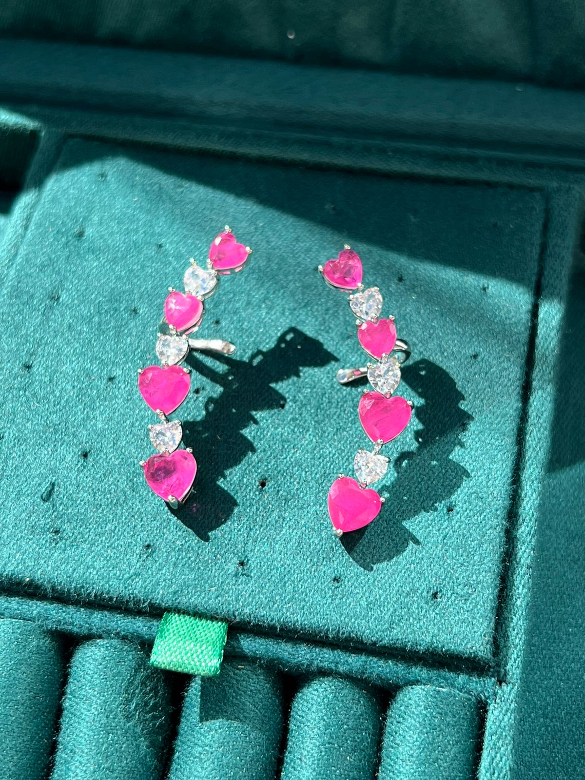 Brinco Ear Cuff Coração Fusion Pink com Zircônia Cristal em Banho de Ródio Branco