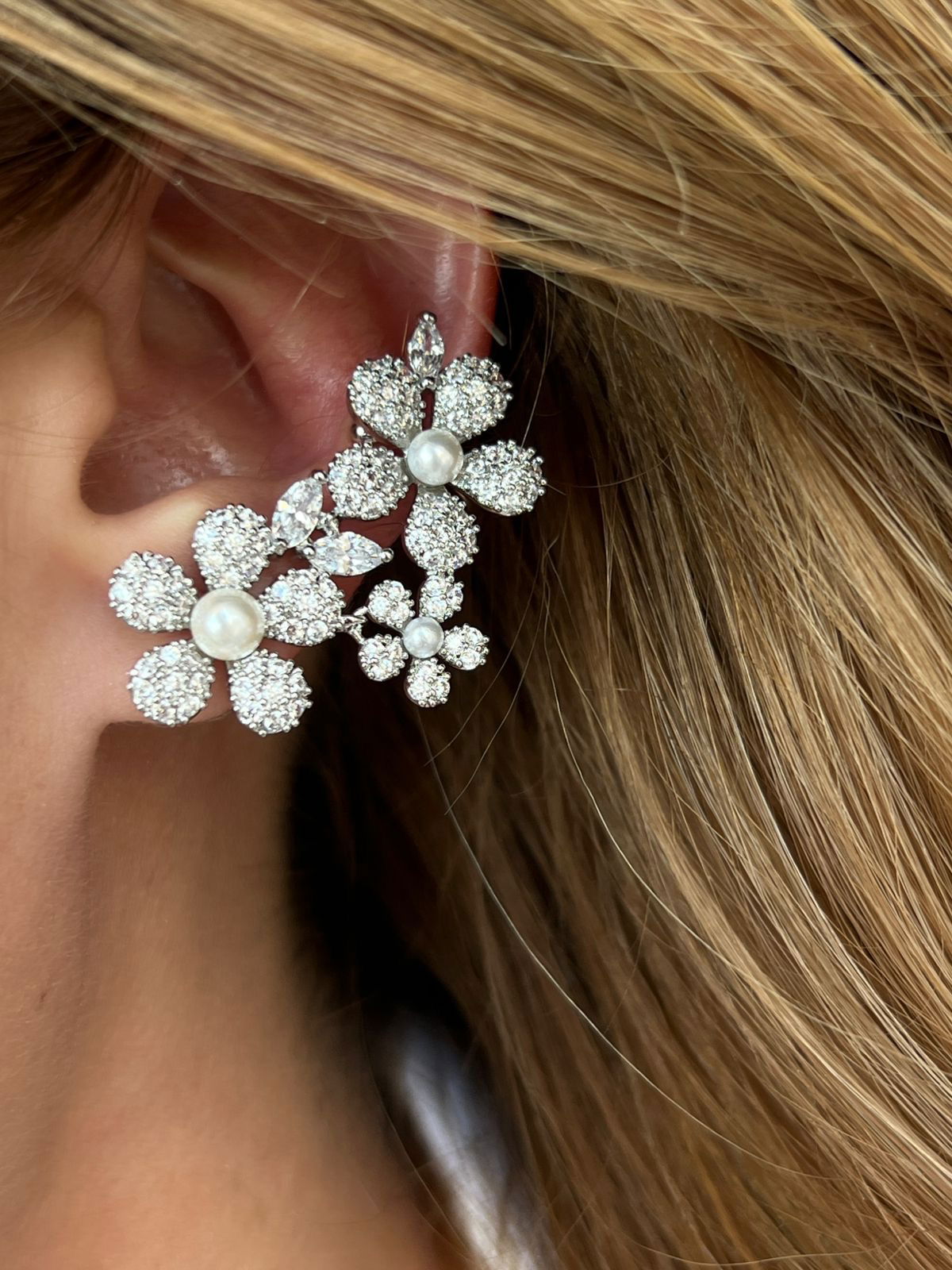 Brinco Ear Cuff Flor com Zircônia Cristal e Pérola Banho de Ródio Branco