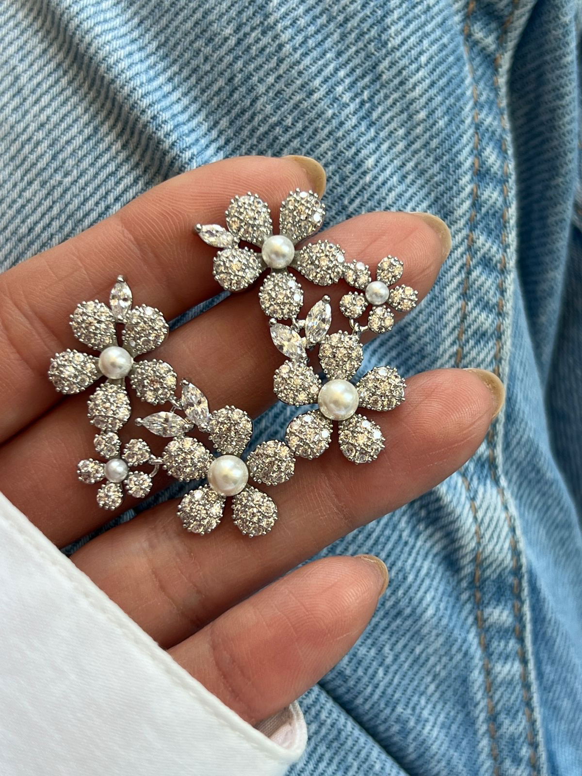 Brinco Ear Cuff Flor com Zircônia Cristal e Pérola Banho de Ródio Branco