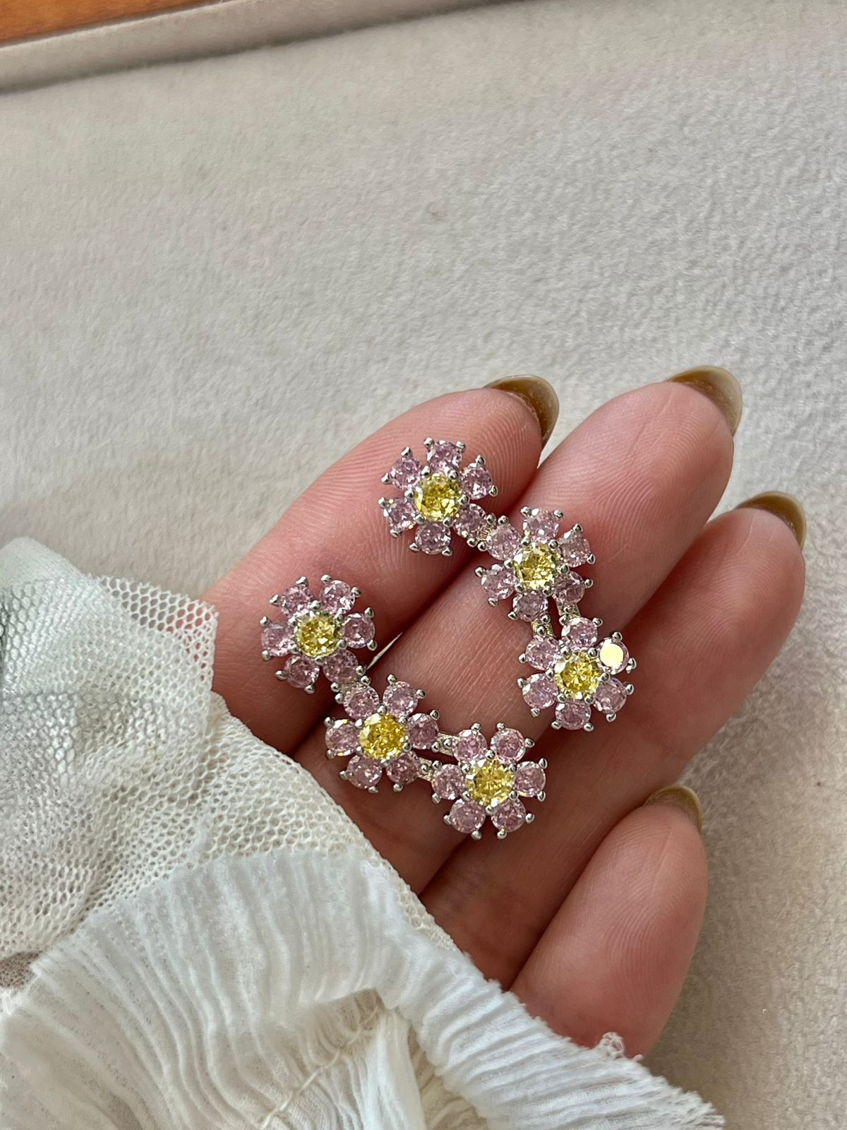 Brinco Ear Cuff Flor com Zircônia Rosa Claro e Citrino em Banho de Ródio Branco