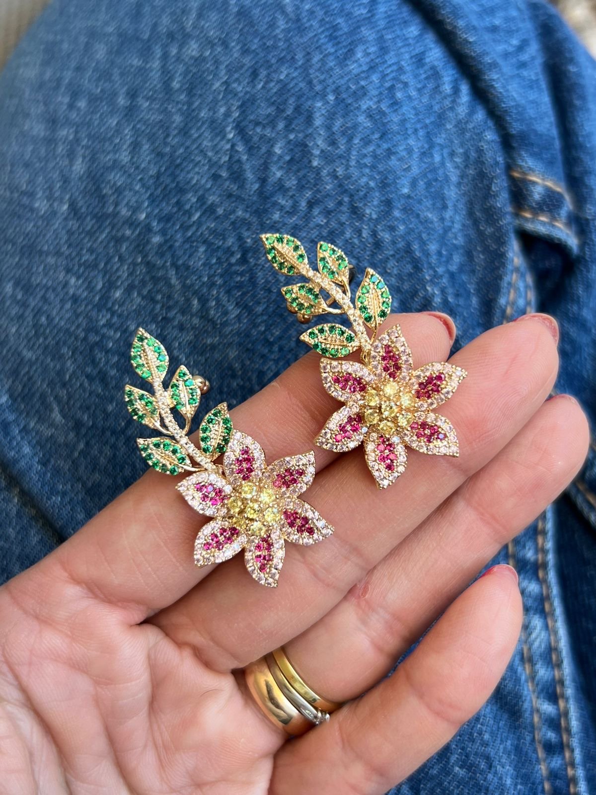 Brinco Ear Cuff Flor Luxo com Zircônia Cristal e Colorida em Banho de Ouro