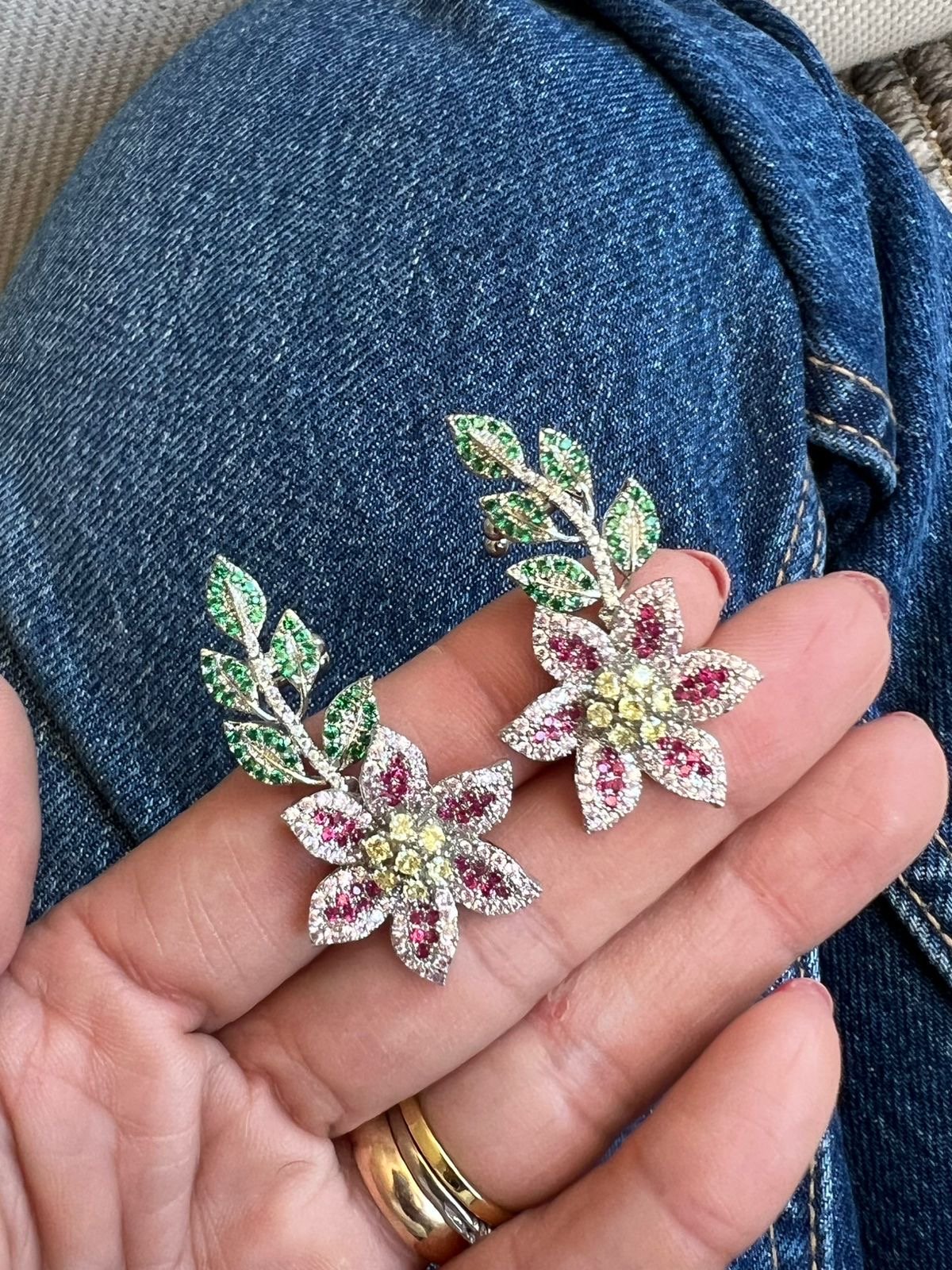 Brinco Ear Cuff Flor Luxo com Zircônia Cristal e Colorida em Banho de Ródio Branco