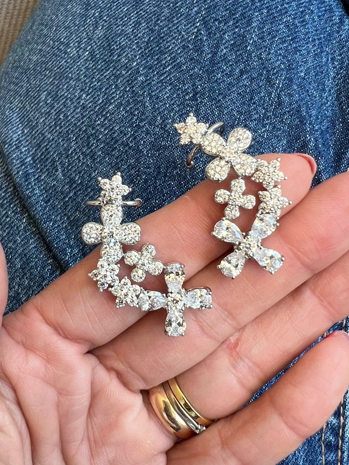 Brinco Ear Cuff Flores com Zircônia Cristal em Banho de Ródio Branco