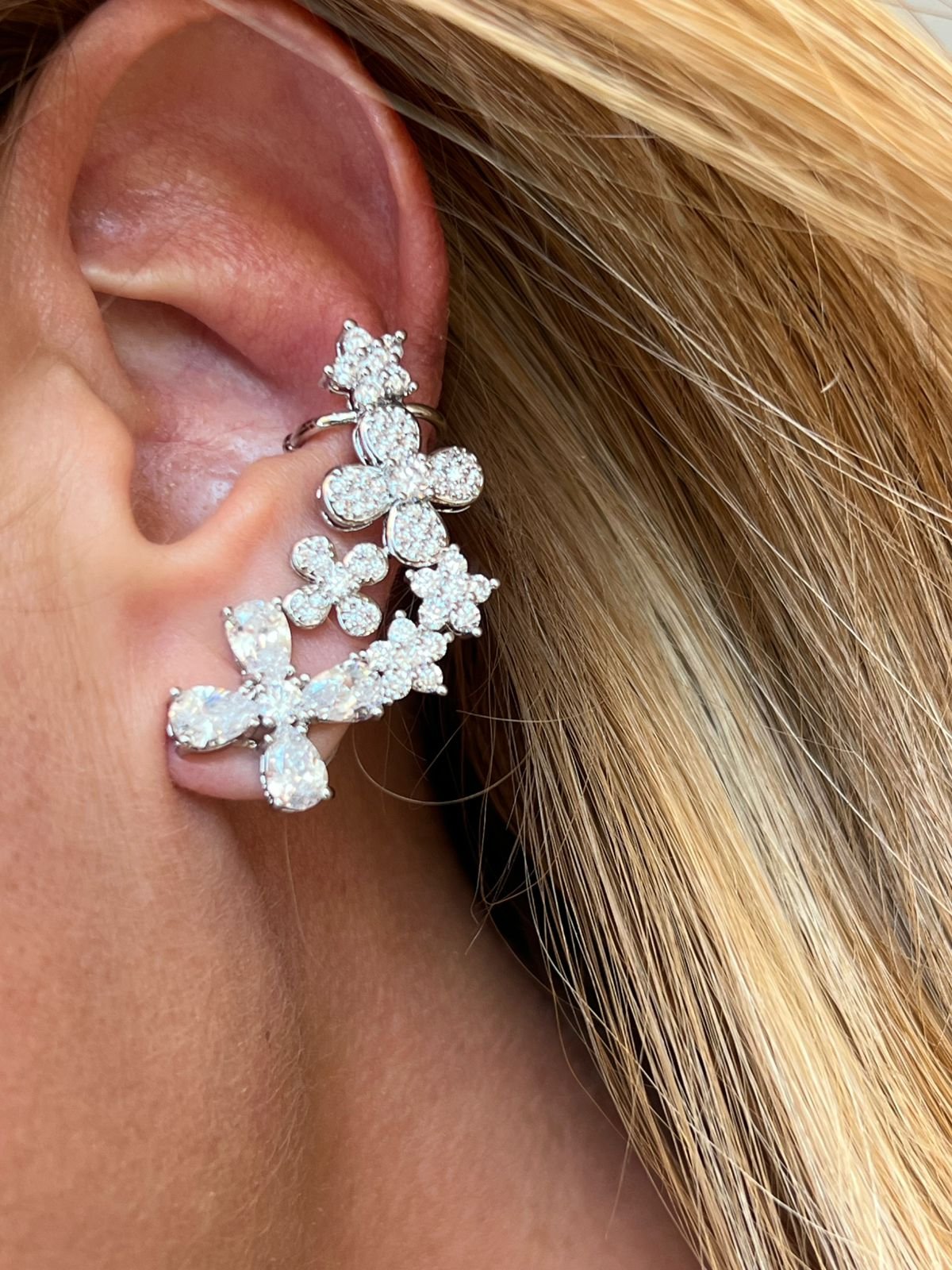 Brinco Ear Cuff Flores com Zircônia Cristal em Banho de Ródio Branco