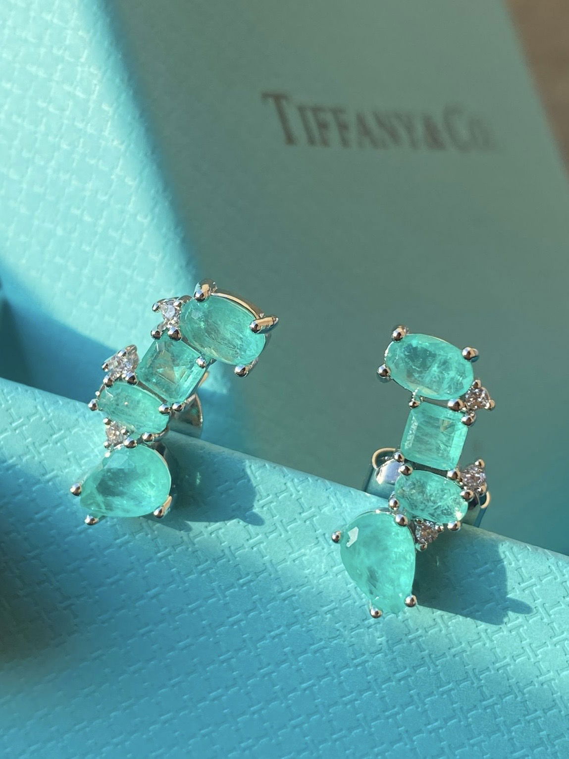 Brinco Ear Cuff Fusion Esmeralda Colombiana e Zircônia Cristal em Banho de Ródio Branco