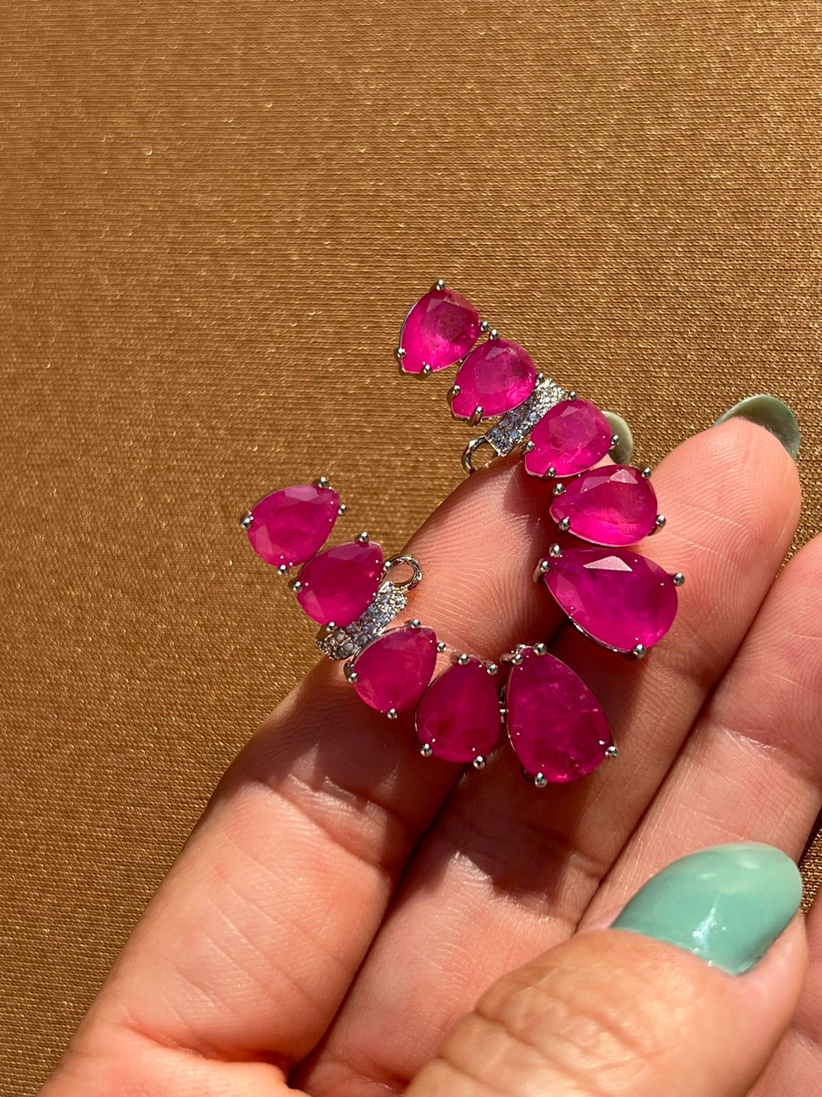 Brinco Ear Cuff Gotas com Fusion Fúcsia em Banho de Ródio Branco