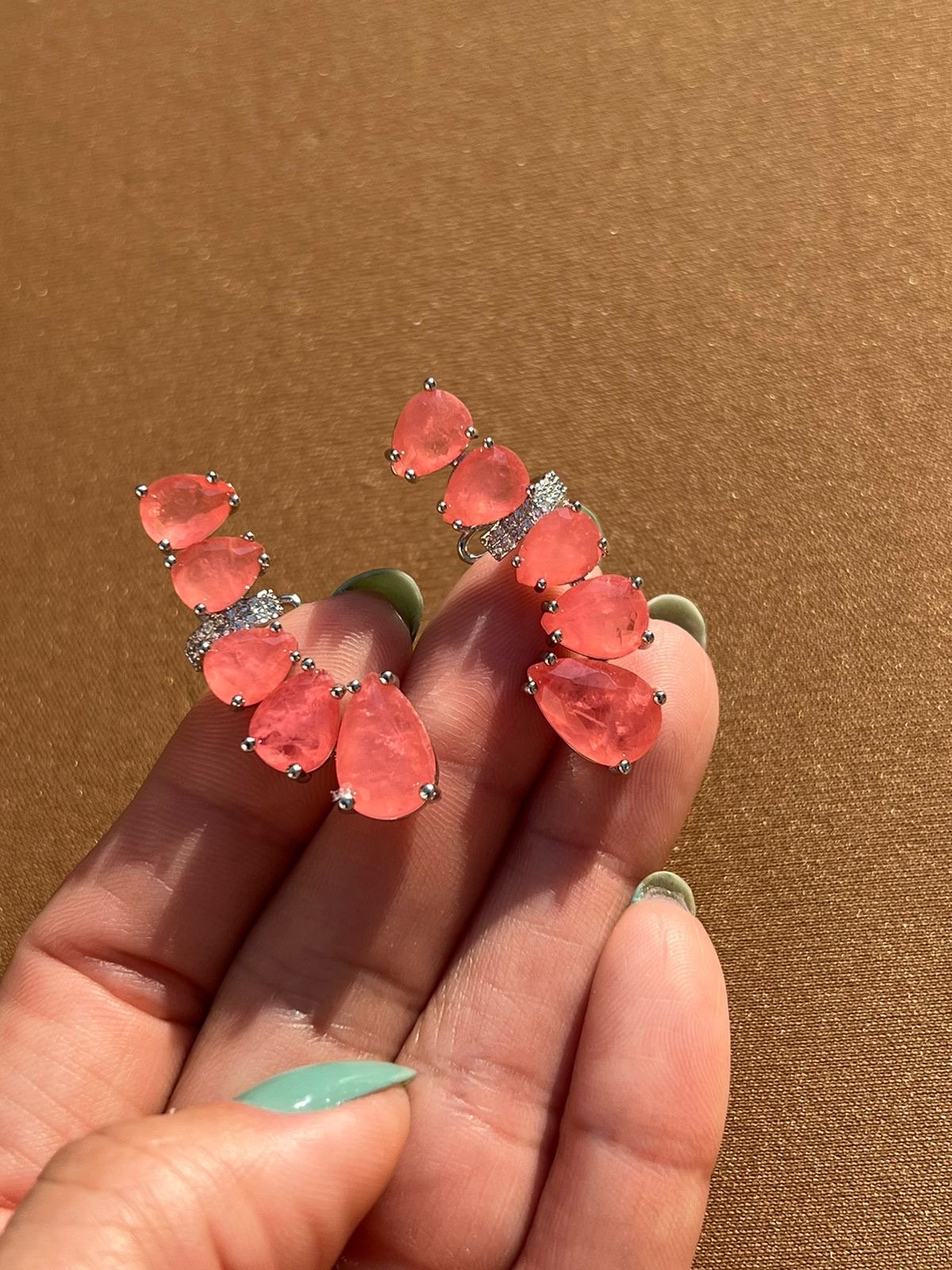 Brinco Ear Cuff Gotas com Fusion Laranja em Banho de Ródio Branco