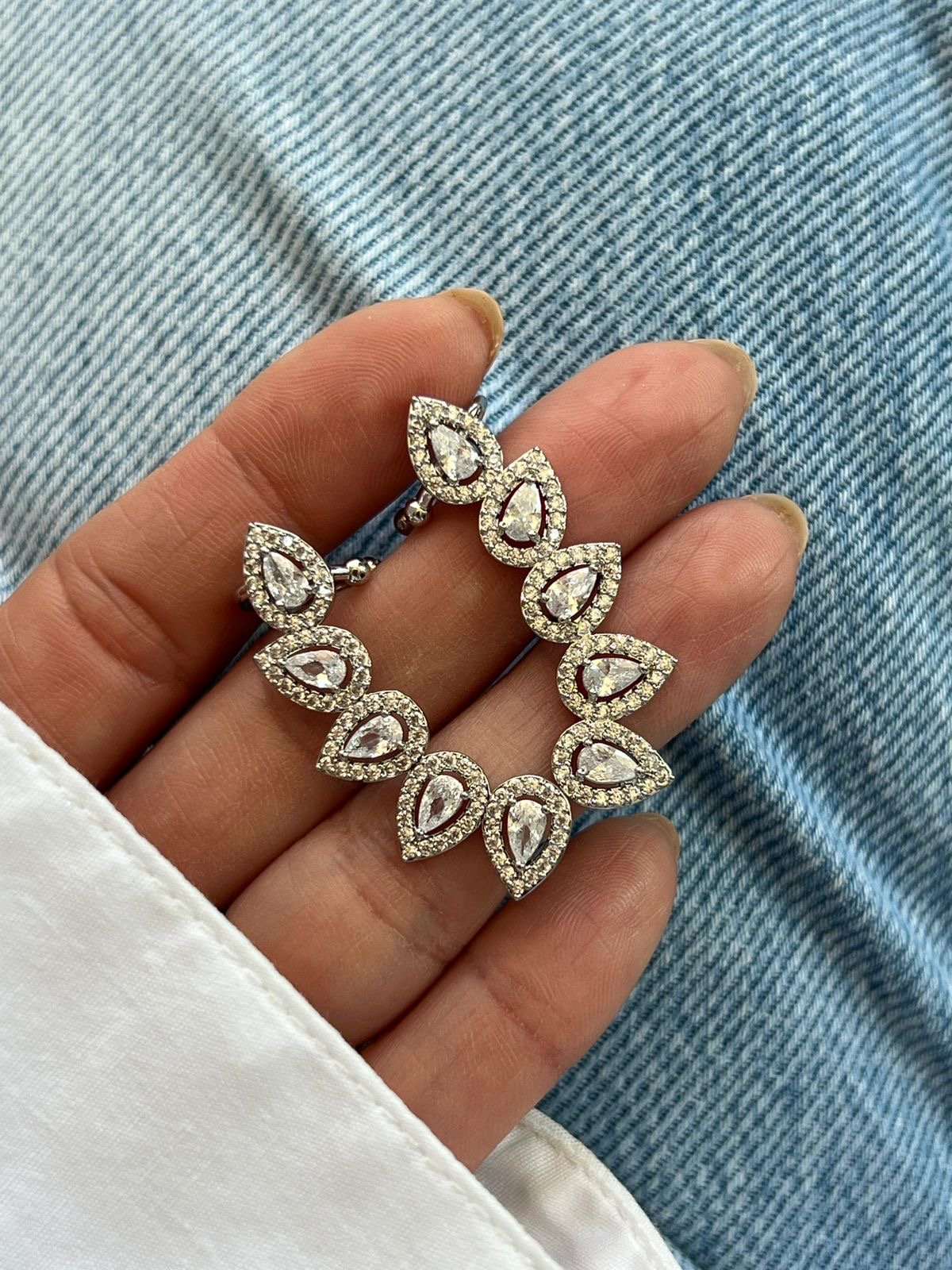 Brinco Ear Cuff Gotas com Zircônia Cristal em Banho de Ródio Branco