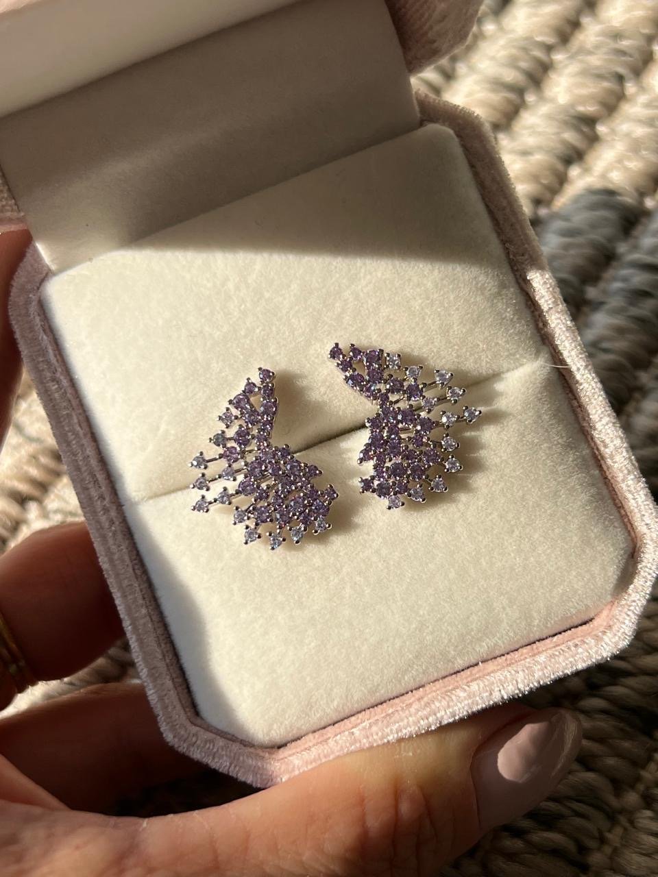 Brinco Ear Cuff Lilás em Banho de Ródio Branco