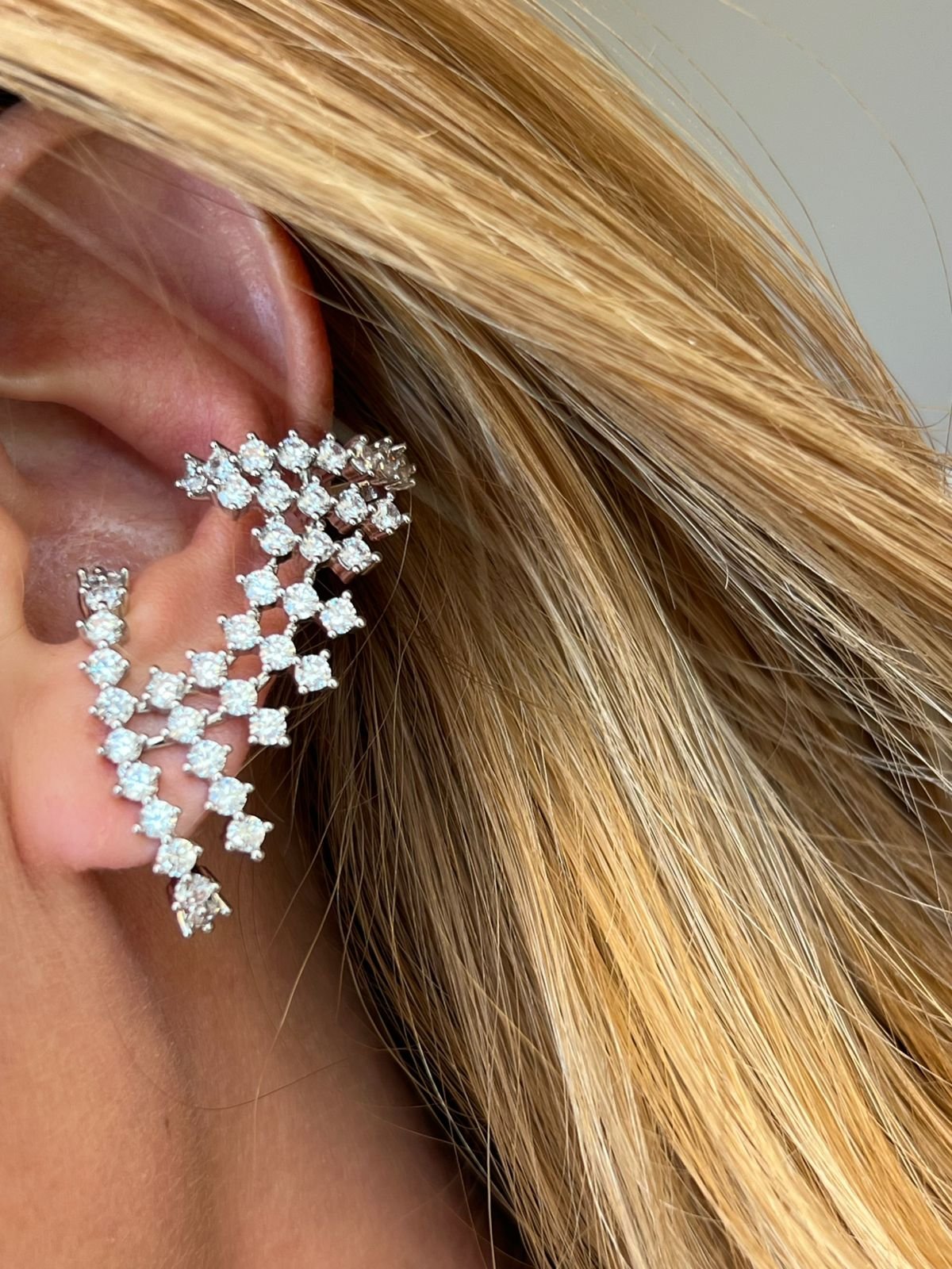 Brinco Ear Cuff Luxo com Zircônia Cristal em Banho de Ródio Branco