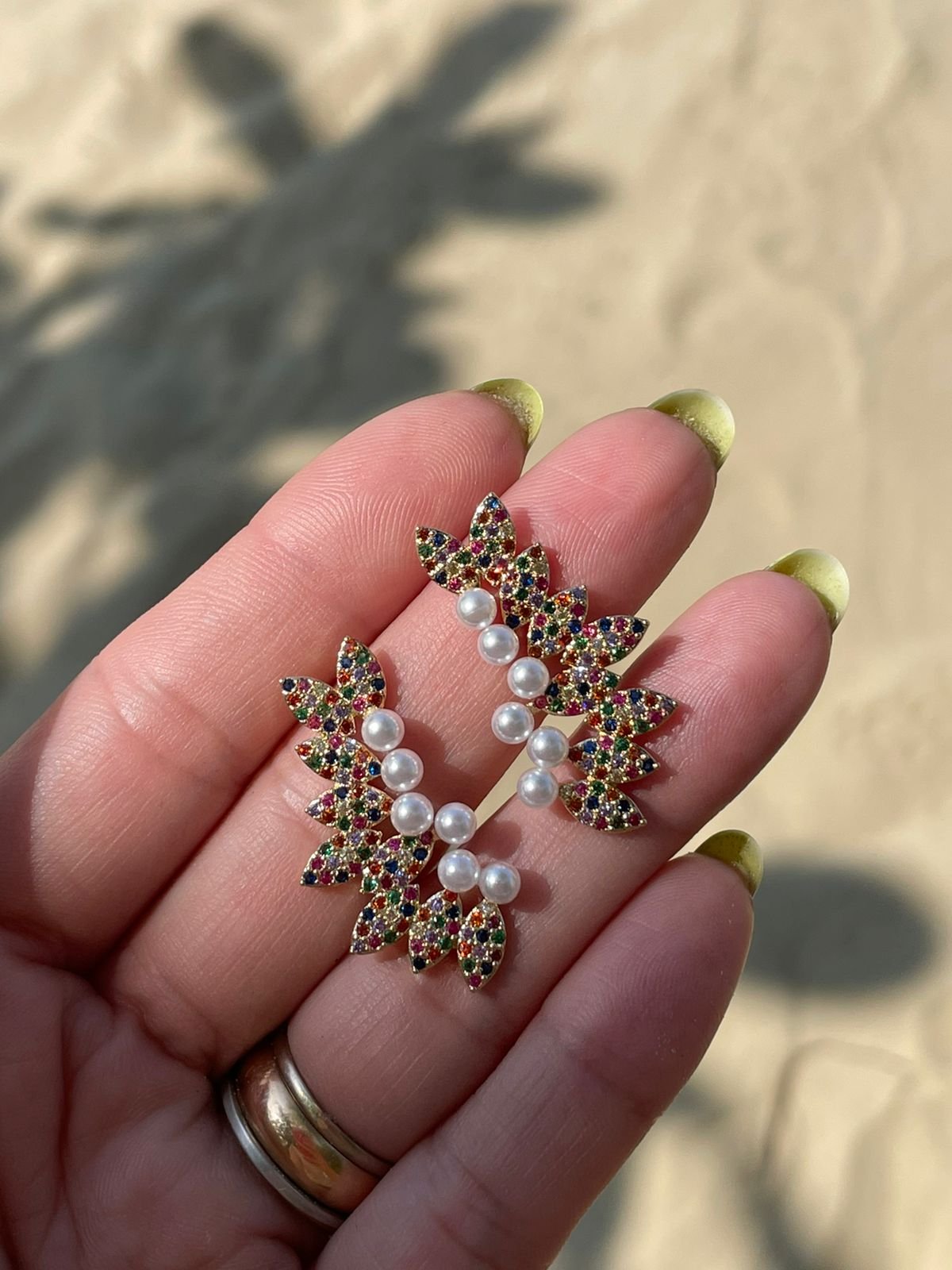 Brinco Ear Cuff Minimalista Colors em Banho de Ouro