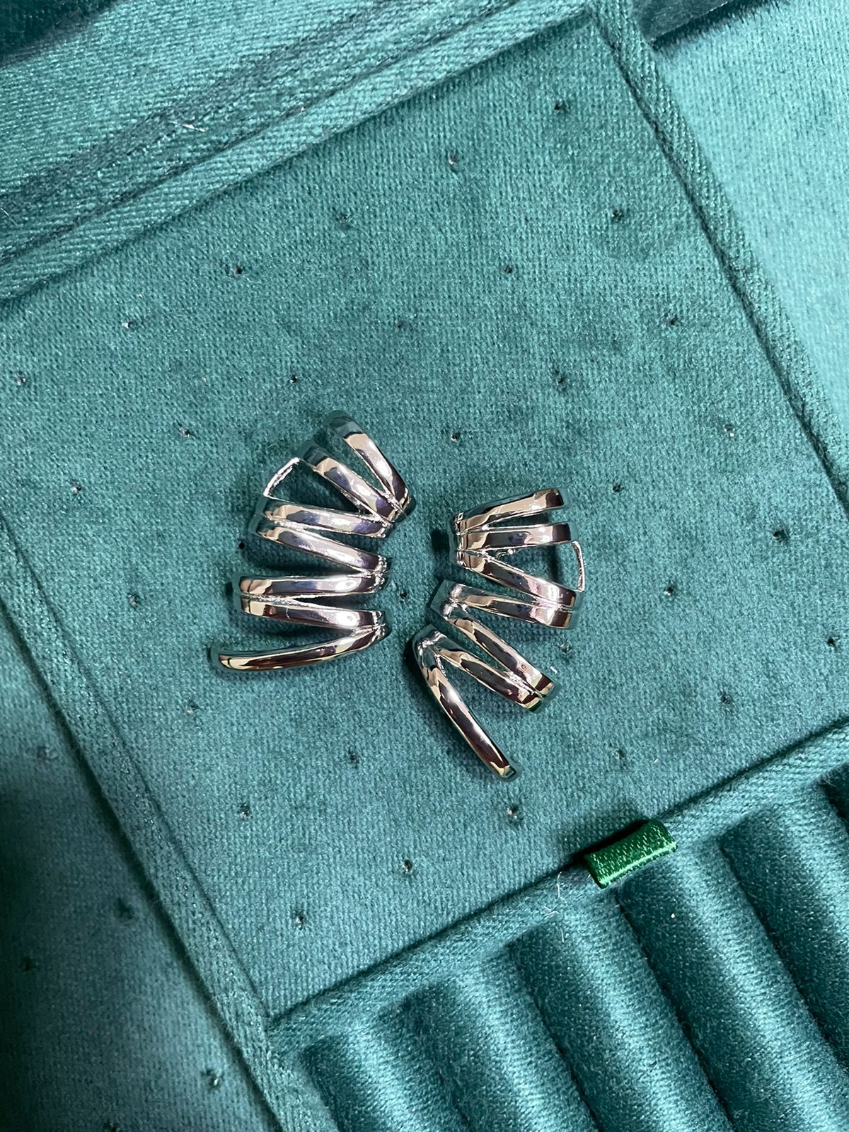 Brinco Ear Cuff Zig Zag em Banho de Ródio Branco