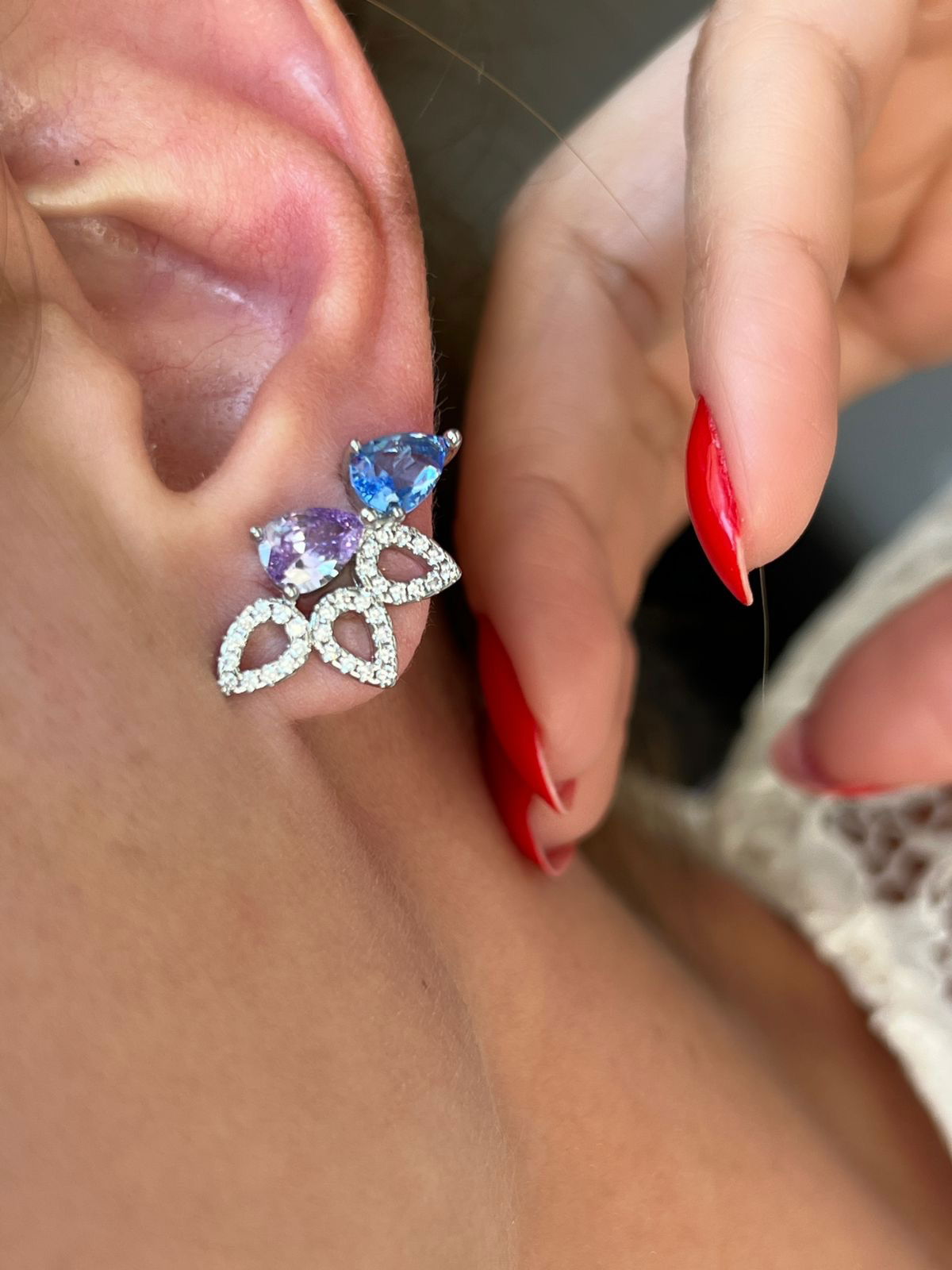 Brinco Ear Cuff Zircônia Cristal, K. Lilás e Azul em Banho de Ródio Branco