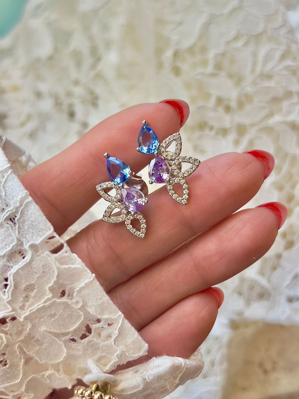 Brinco Ear Cuff Zircônia Cristal, K. Lilás e Azul em Banho de Ródio Branco