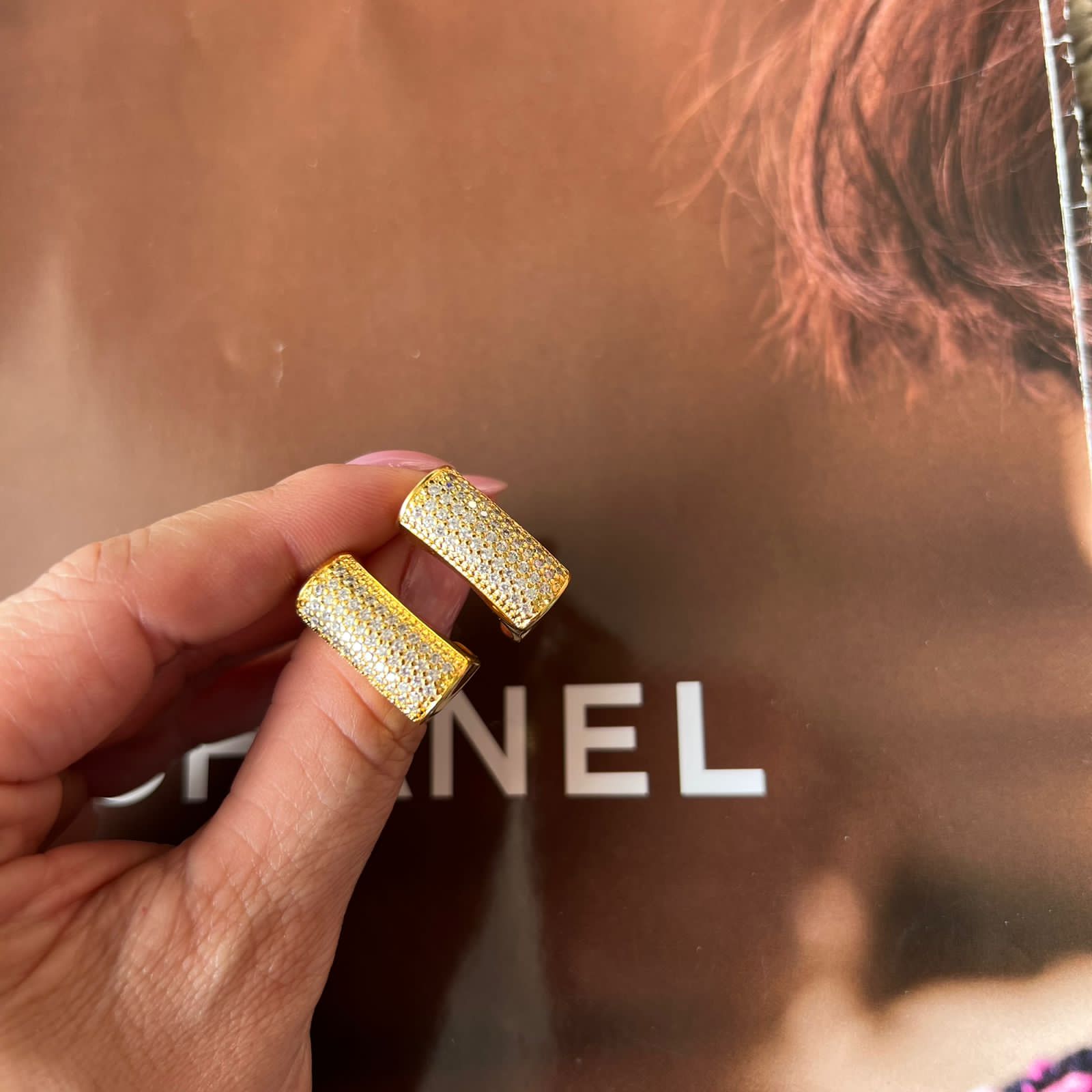 Brinco Ear Hook com Zircônia Cristal em Banho de Ouro