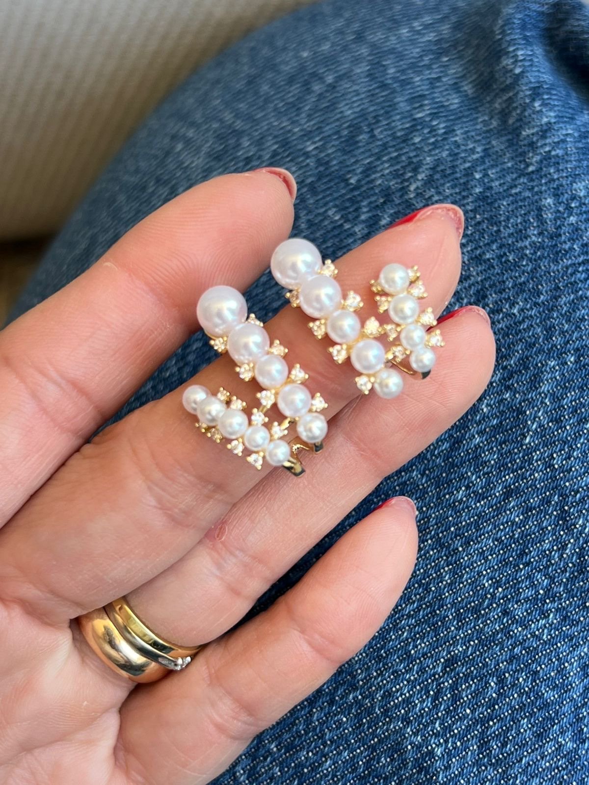 Brinco Ear Hook Pérolas com Zircônia Cristal em Banho de Ouro