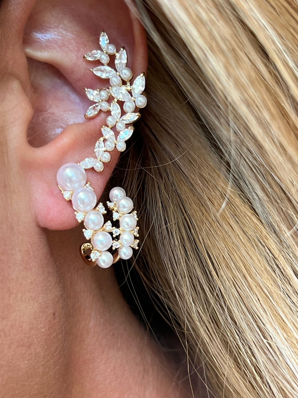 Brinco Ear Hook Pérolas com Zircônia Cristal em Banho de Ouro