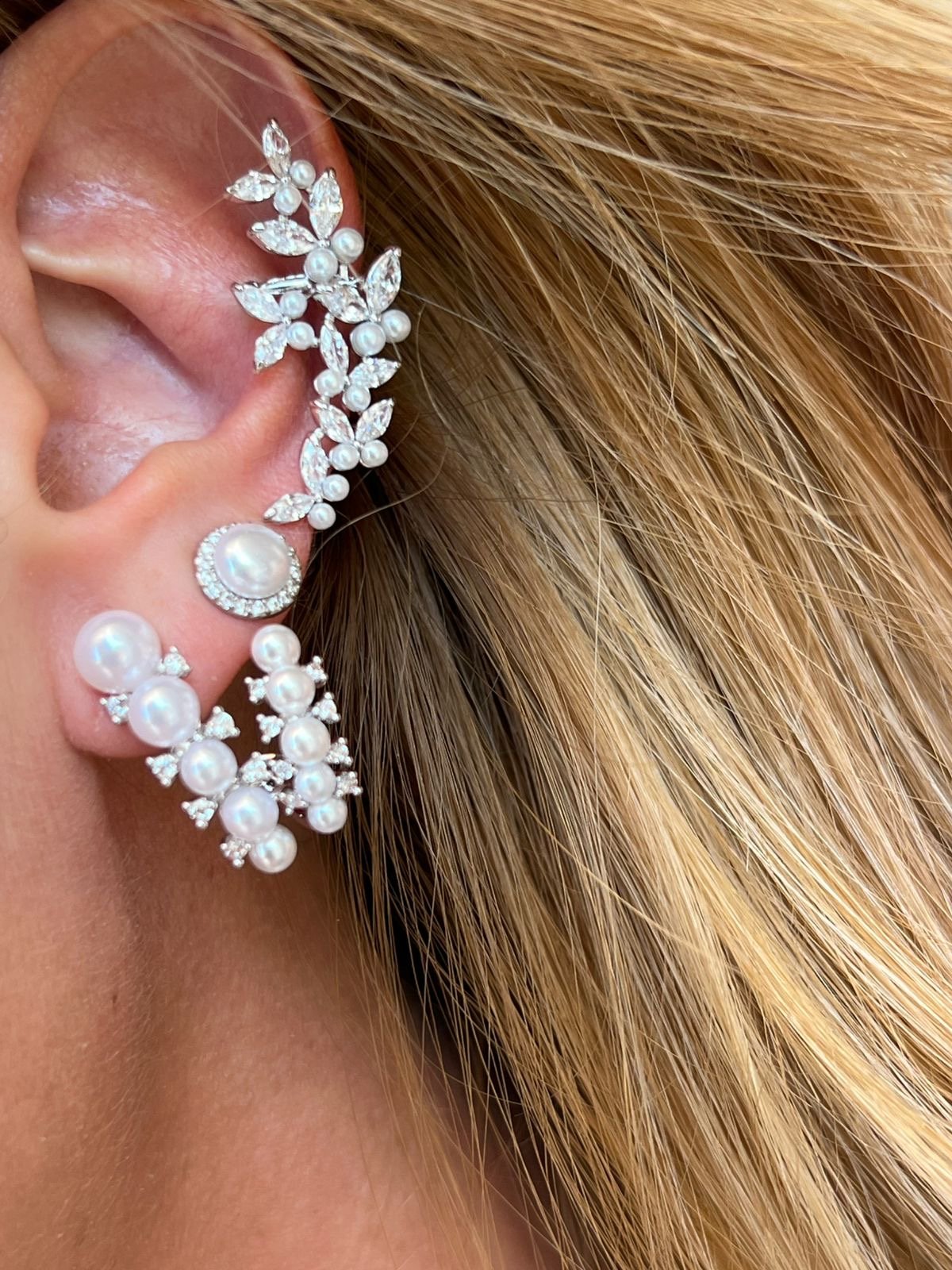 Brinco Ear Hook Pérolas com Zircônia Cristal em Banho de Ródio Branco