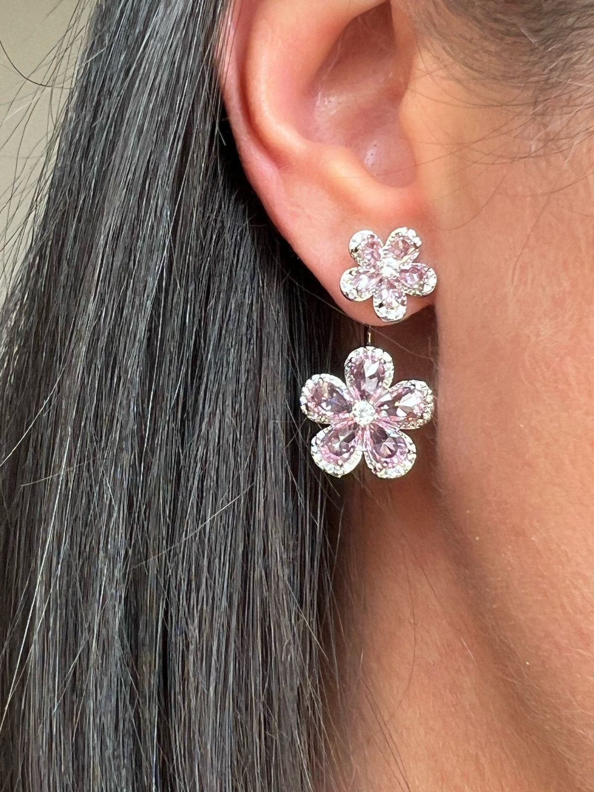 Brinco Ear Jecket com Flores Rosa Claro em Banho de Ródio Branco
