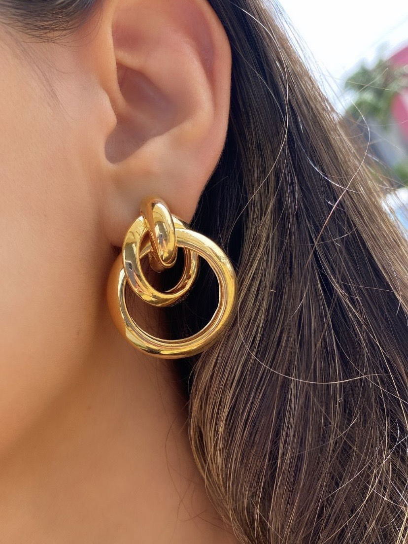 Brinco Elos Entrelaçando Liso ( M )em Banho de Ouro