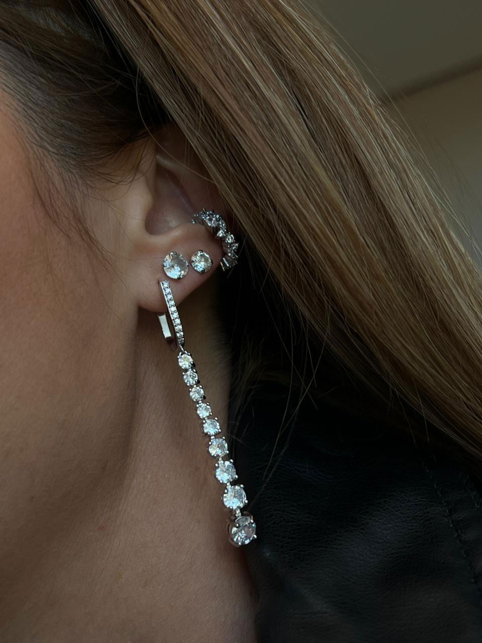 Brinco Estilo Riviera Degrade em Banho de Ródio Branco