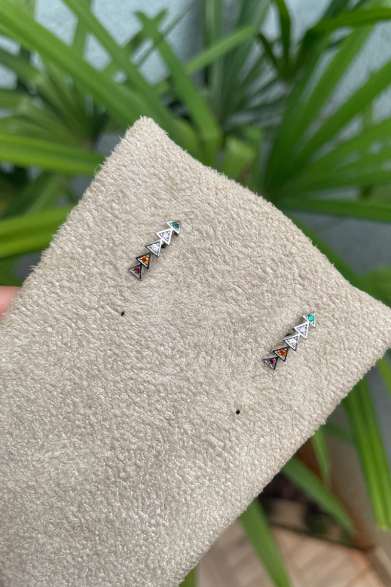 Brinco Flecha Colors em Ródio Branco