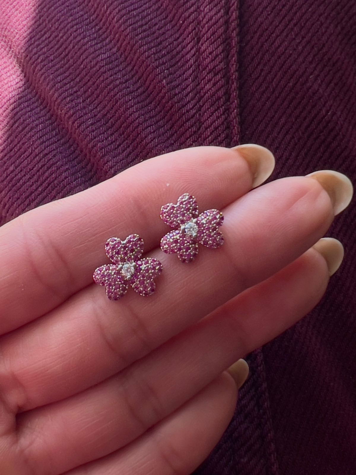 Brinco Flor 3 Pétalas com Zircônia Pink e Cristal em Banho de Ródio Branco