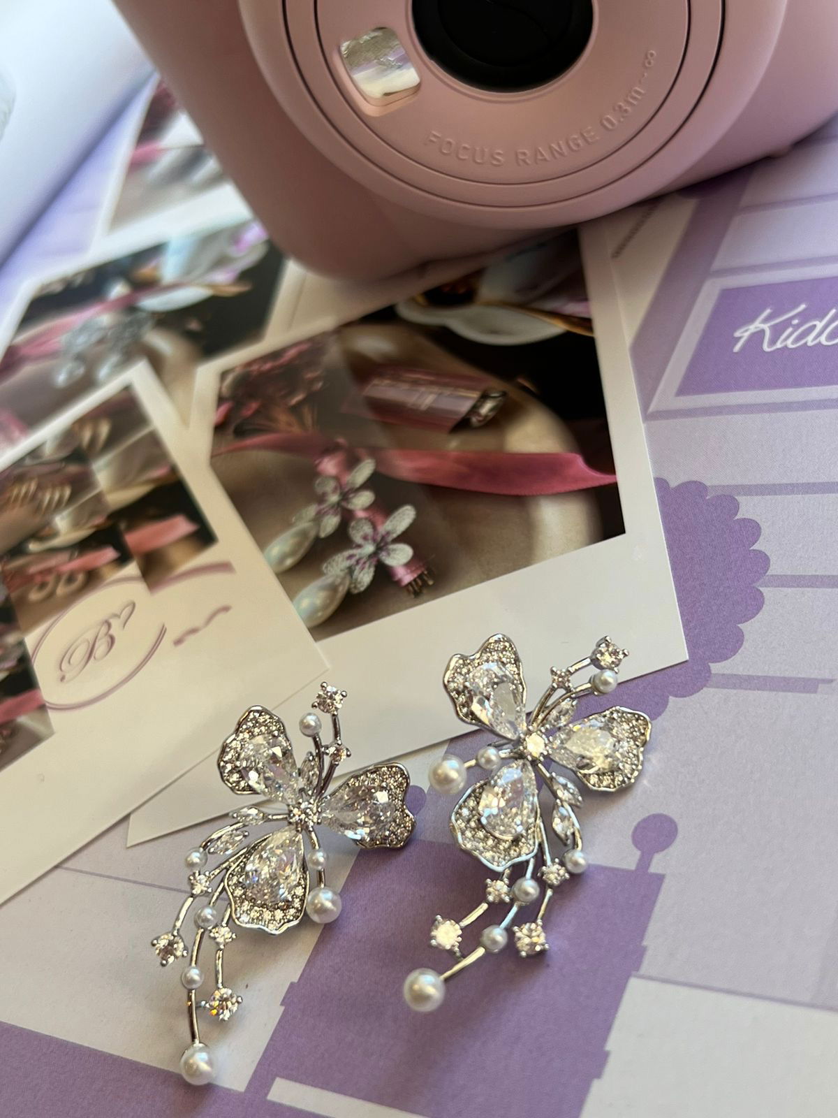 Brinco Flor com Arabesco em Banho de Ródio Branco