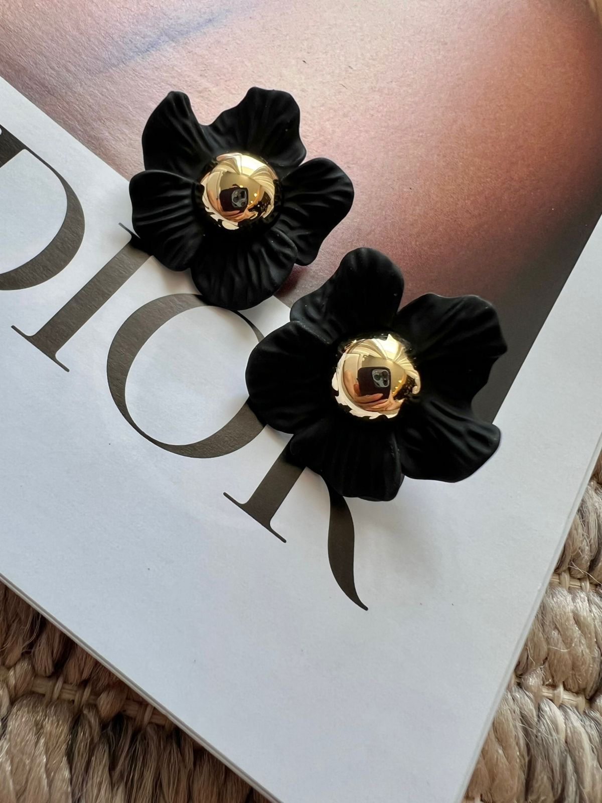 Brinco Flor com Botão e Resina Balck Fosca em Banho de Ouro