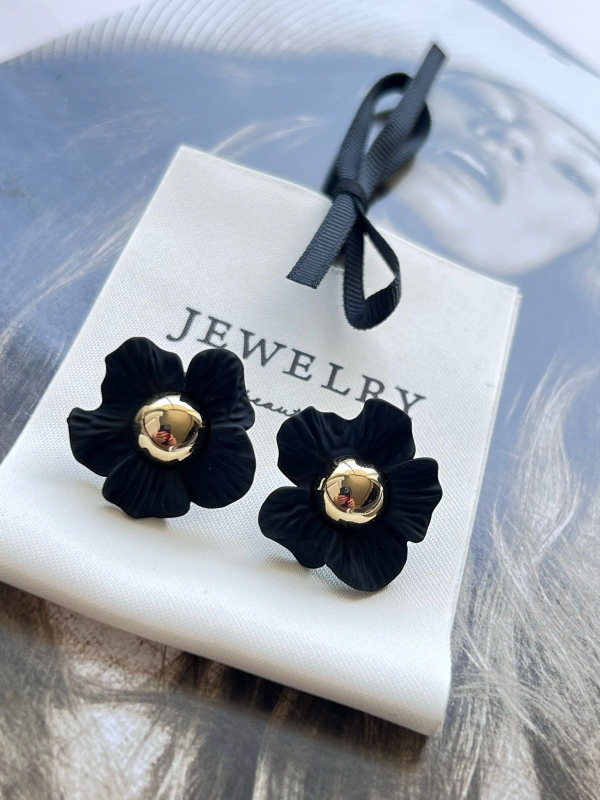 Brinco Flor com Botão e Resina Balck Fosca em Banho de Ouro