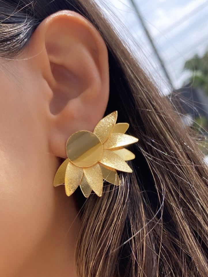 Brinco Flor com Detalhes em Banho de Ouro