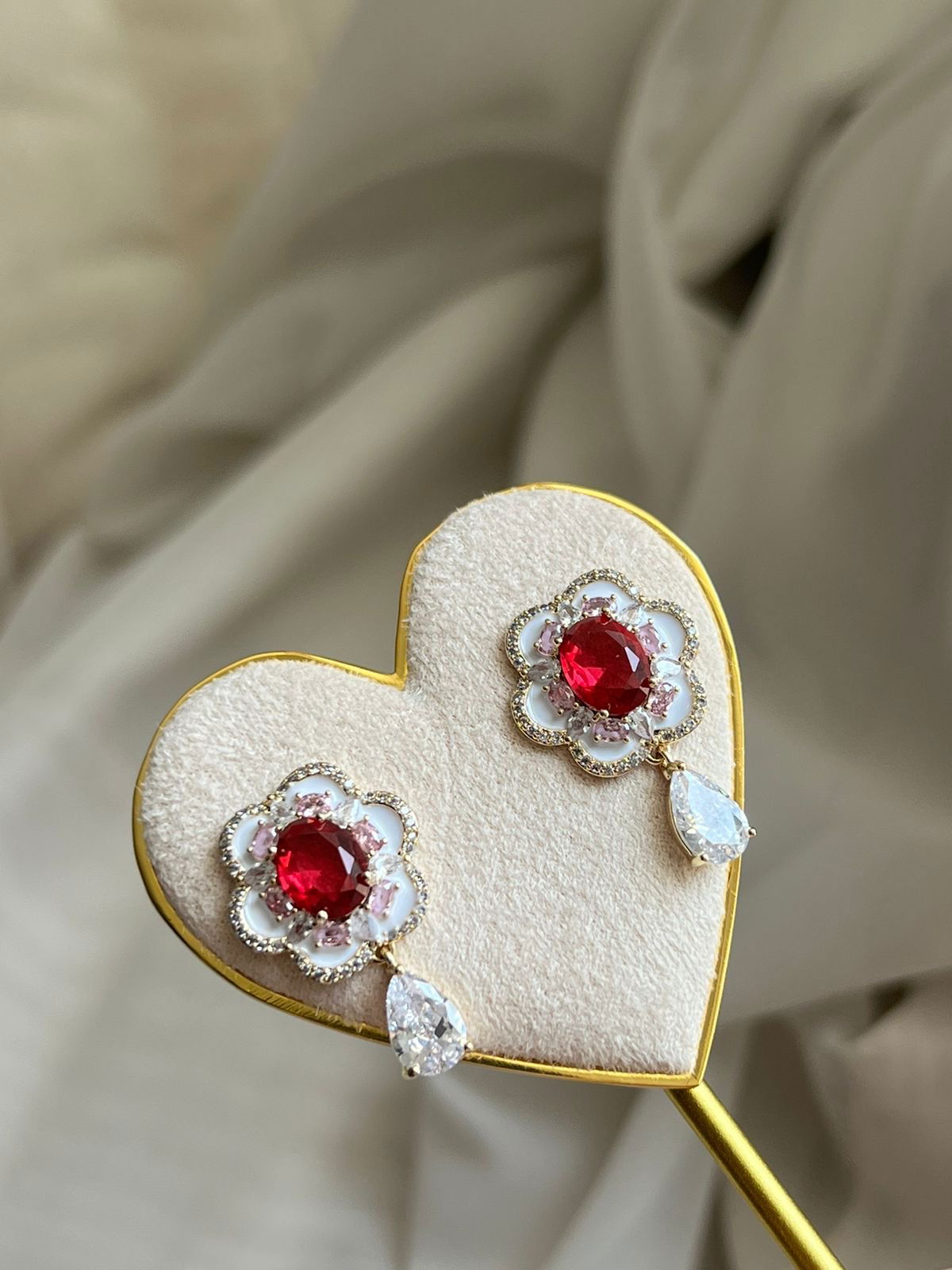 Brinco Flor com Esmaltação em Banho de Ouro