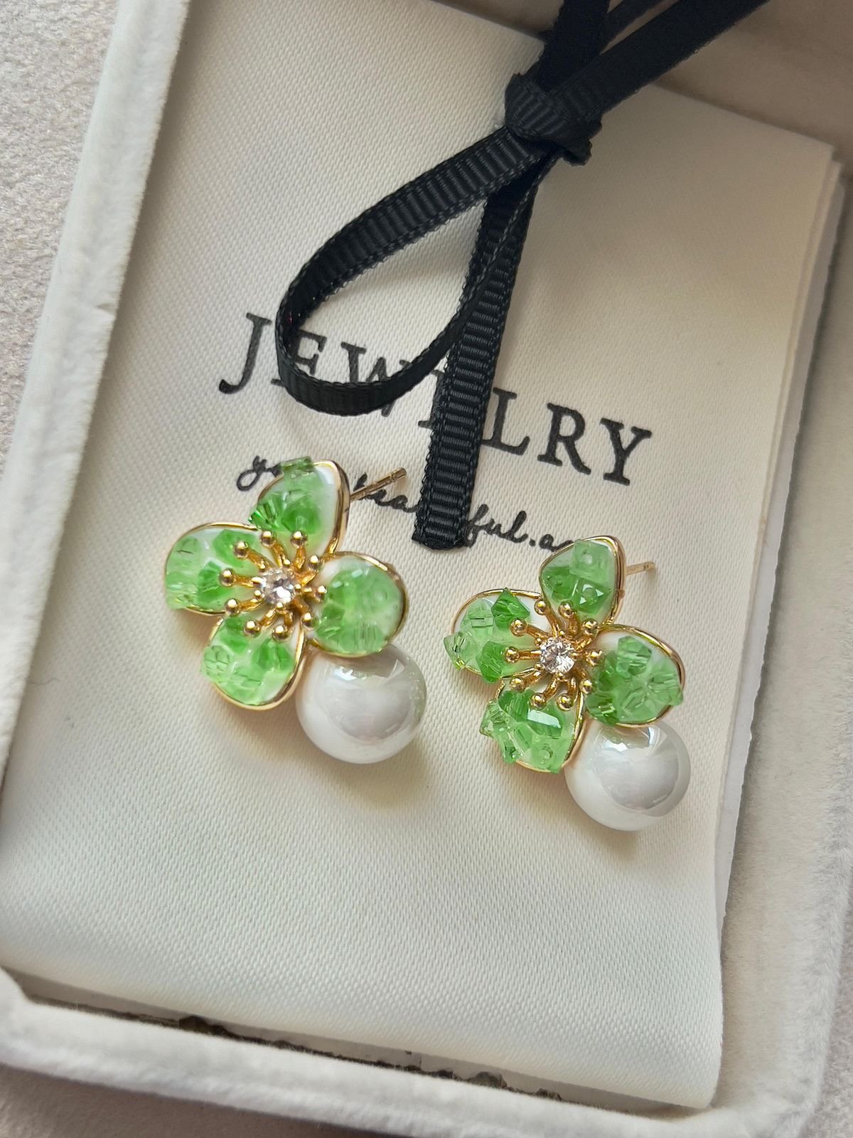 Brinco Flor com Pérola Shell e Pedra de Sal Verde em Banho de Ouro