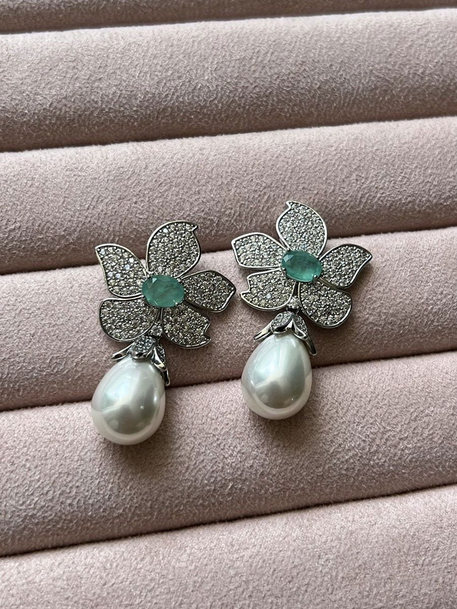 Brinco Flor com Zircônia Cristal e Fusion Verde Claro e Pérola Shell em Banho de Ródio Branco